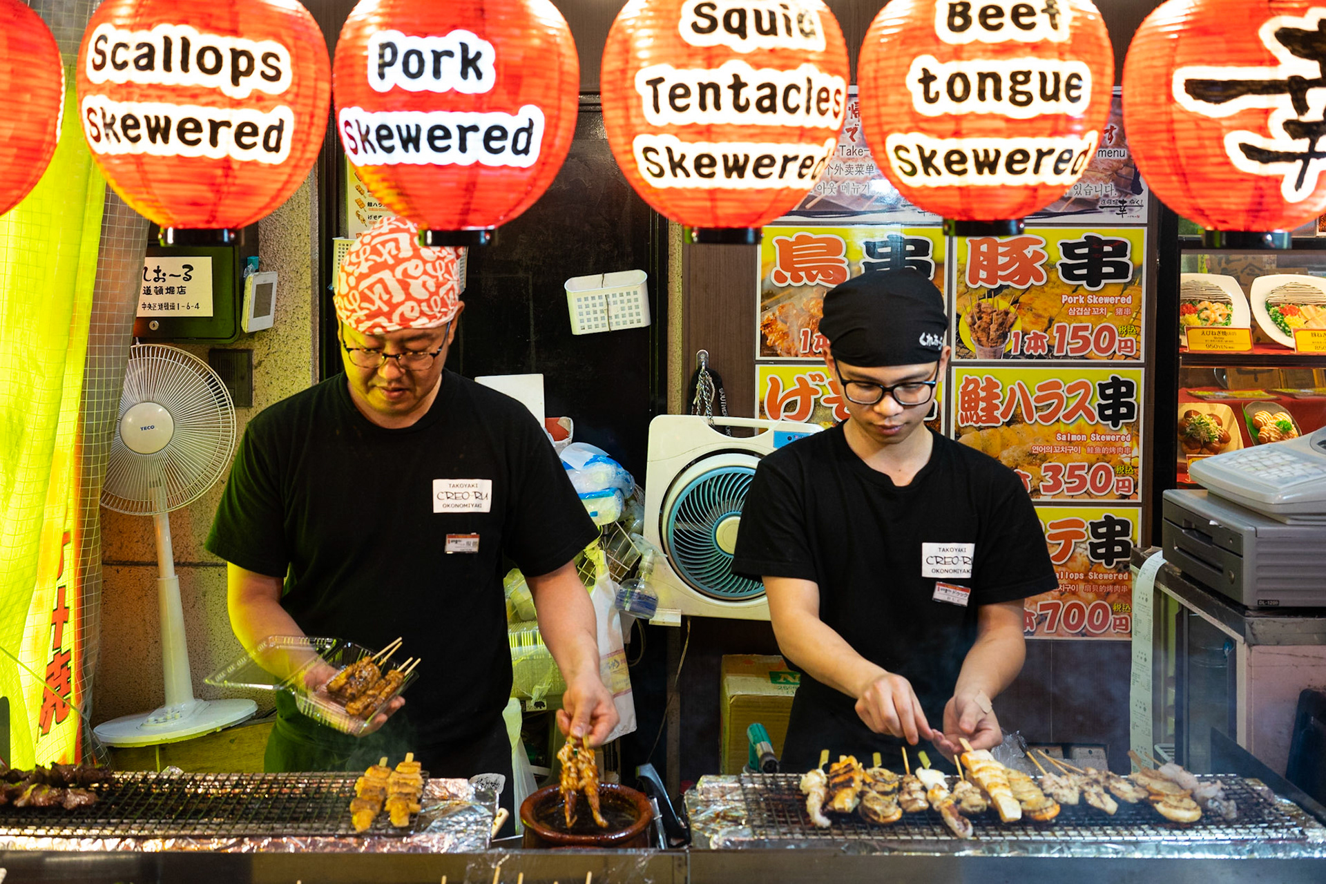 Osaka, Japonya'nın mutfağı olarak biliniyor. Sokak lezzetlerini kaçırmak istemedik - favorilerimiz "yakitori" (şişte soslu tavuk ızgara) ve "takoyaki" (ahtapot dolgulu hamur topları) oldu.