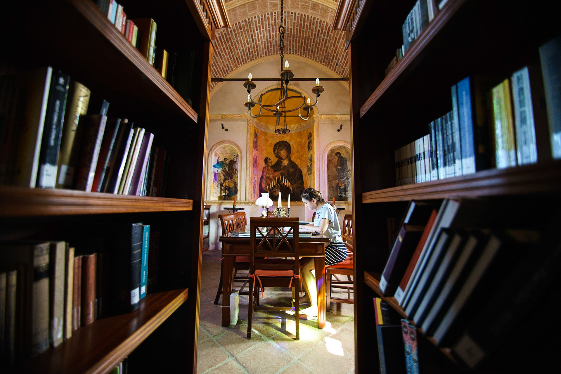 Koç Ailesi tarafından restore edilerek Sevim-Necdet Kent Kitaplığı olarak hizmete açılan, Cunda'daki Agios Yannis Kilisesi'nin içi.