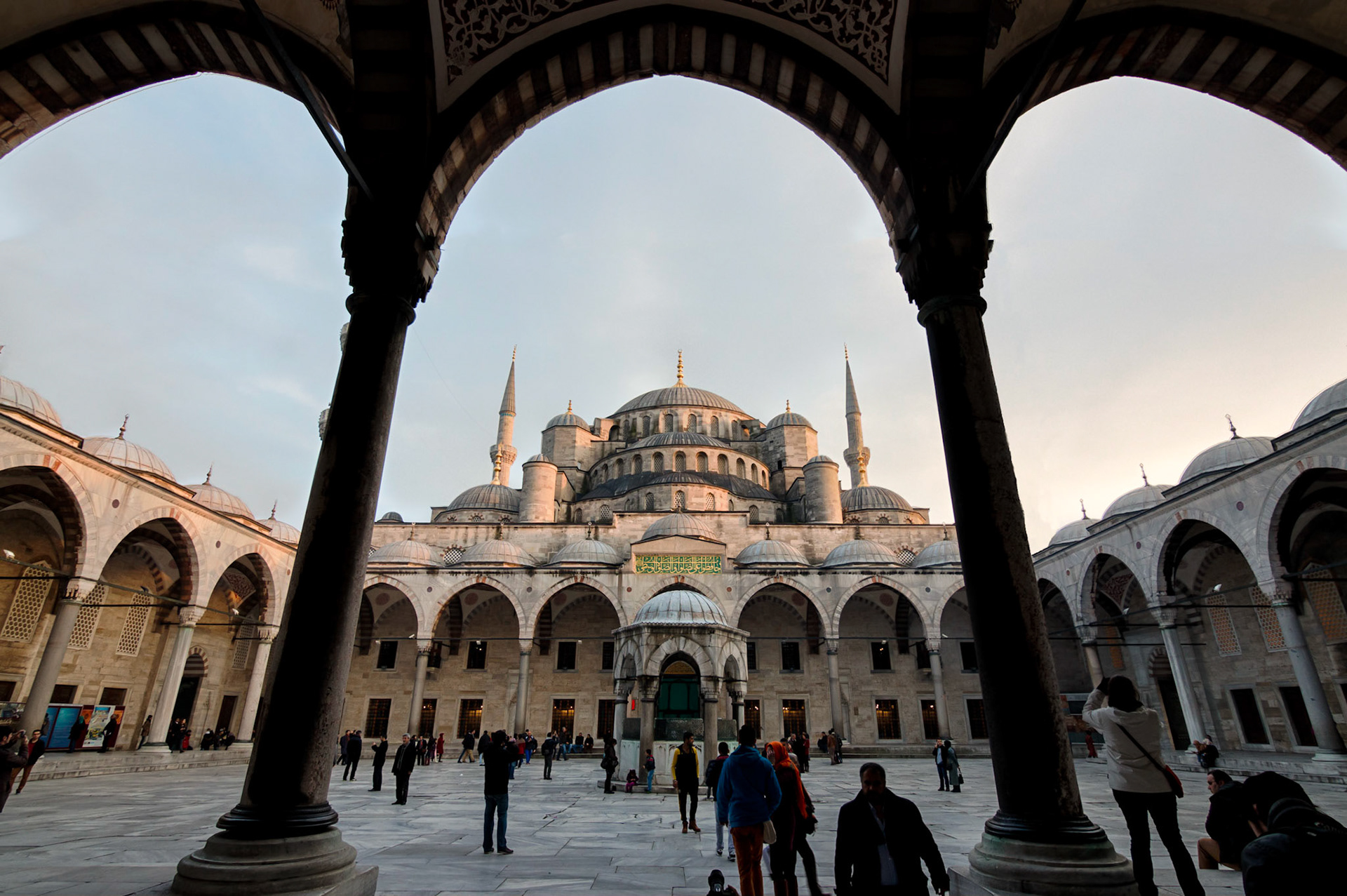 Caminin avlusundan, Sultanahmet Camii'nin görüntüsü.