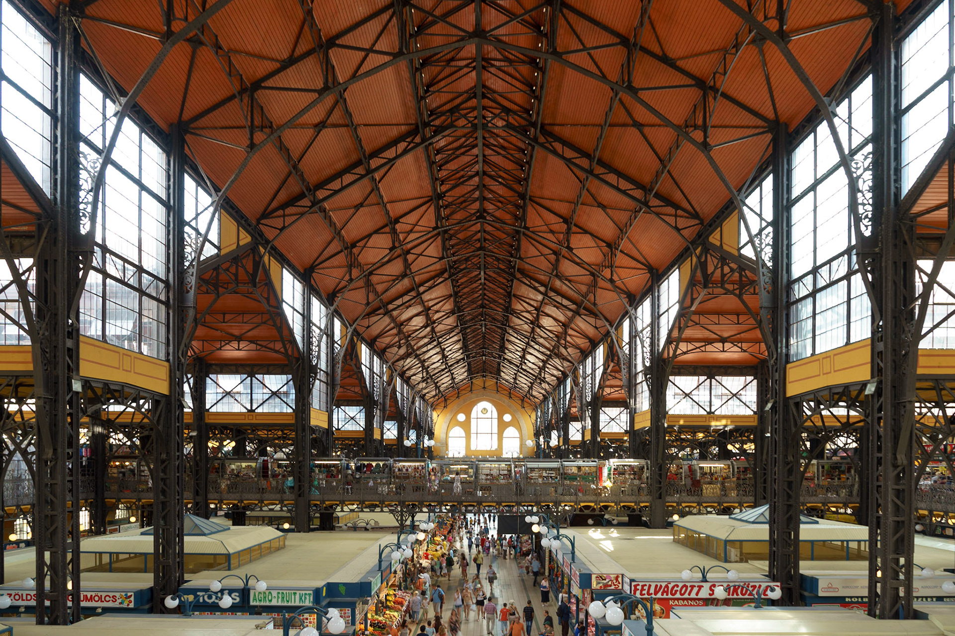 Budapeşte'de yer alan Nagyvásárcsarnok'ta (Büyük Çarşı), et ve baharat çeşitlerinden oyuncak ve giyime kadar her tür ürünü bulmak mümkün.