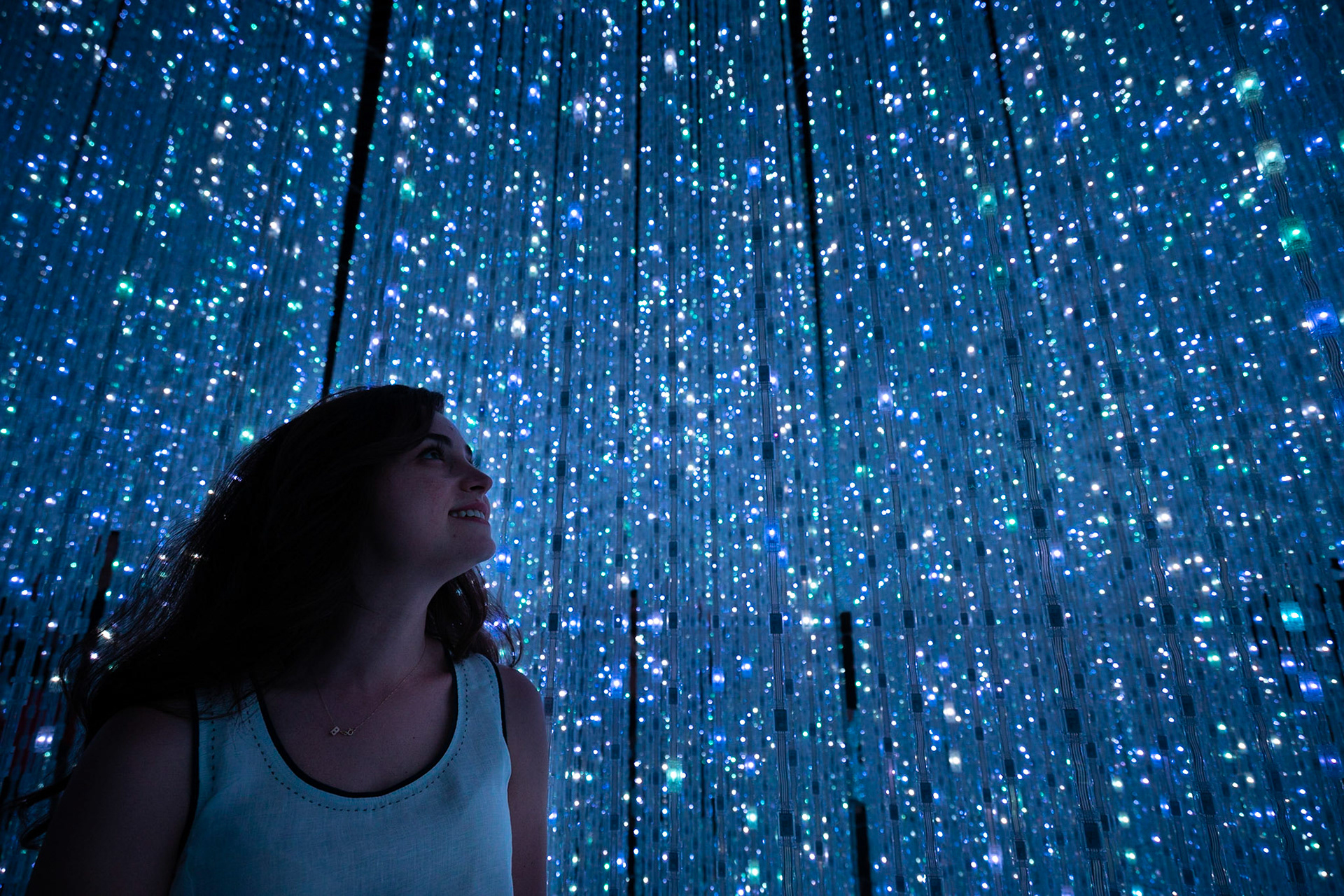 Son yıllarda Tokyo'ya giden herkesin ilgisini çeken teamLab Borderless dijital sanat sergi/müzesi. Bu fotoğraftaki "Crystal World" odasında, tavandan sarkıtılmış binlerce LED ışığın renkli dansını izliyorsunuz.