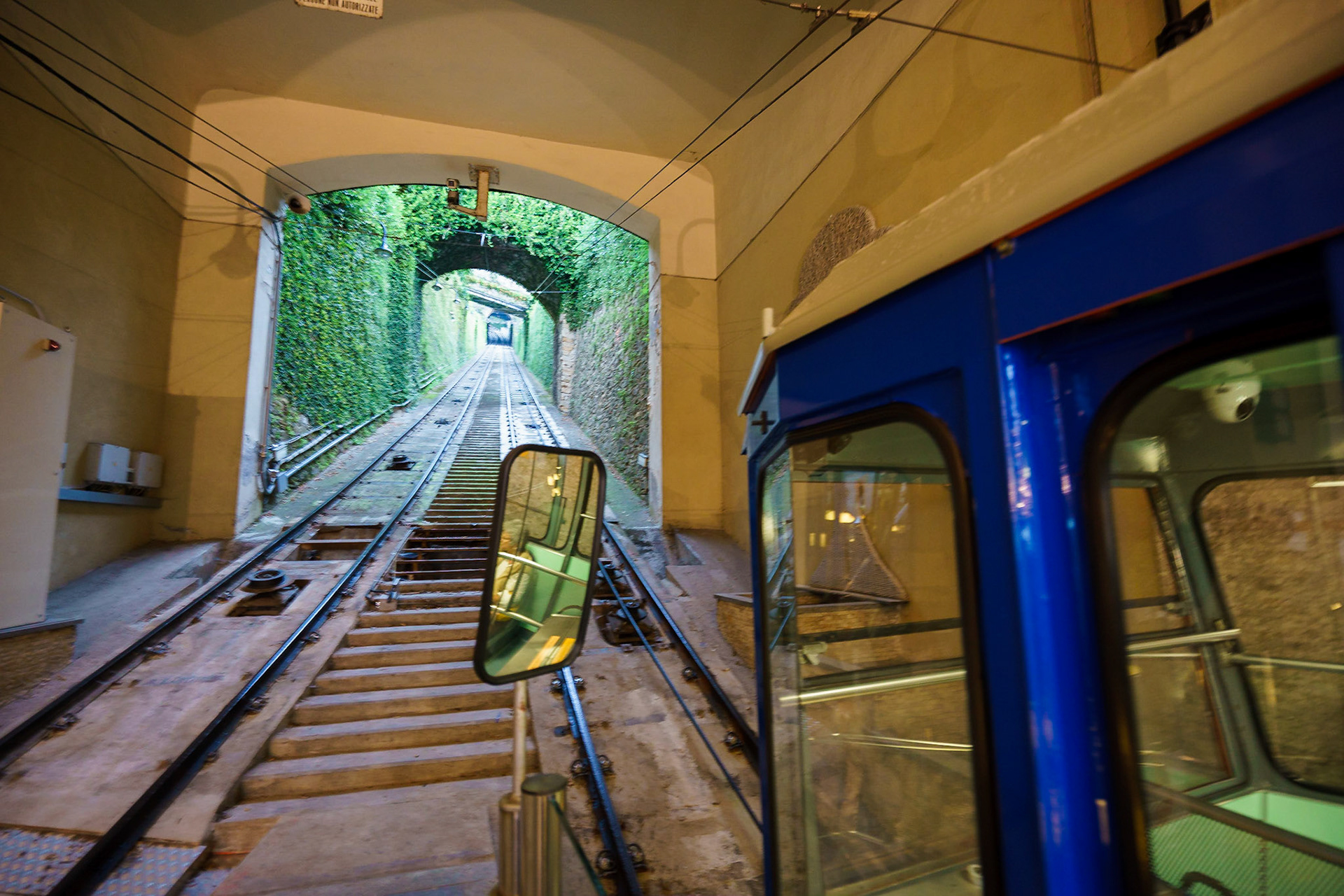 Bergamo'nun üst şehir ve alt şehir bölgeleri arasında funiküler ile ulaşım sağlanabiliyor.