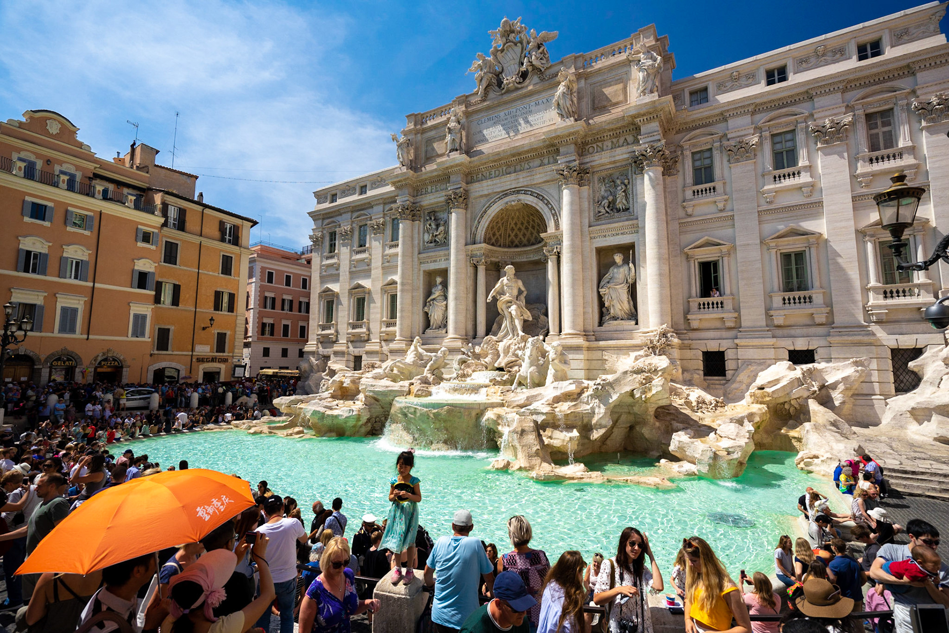 Salvi tarafından tasarlanan ve 1762'de tamamlanan Trevi Çeşmesi, nam-ı diğer "Aşk Çeşmesi". Ziyaretçilerin bozuk para atmak için birbiriyle yarıştığı Trevi Çeşmesi'ne, günde yaklaşık €3000 atılmaktadır. Bu para, Roma'nın yoksulları için hizmet veren bir marketi finanse etmektedir.