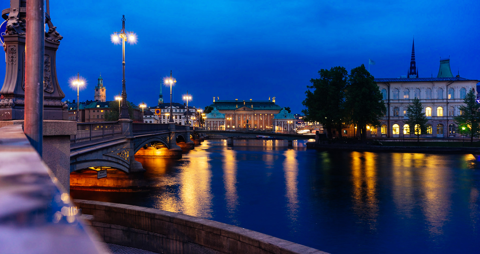 14 ada ve bu adaları birbirine bağlayan 60'a yakın köprüden oluşan Stockholm'den bir gece manzarası.