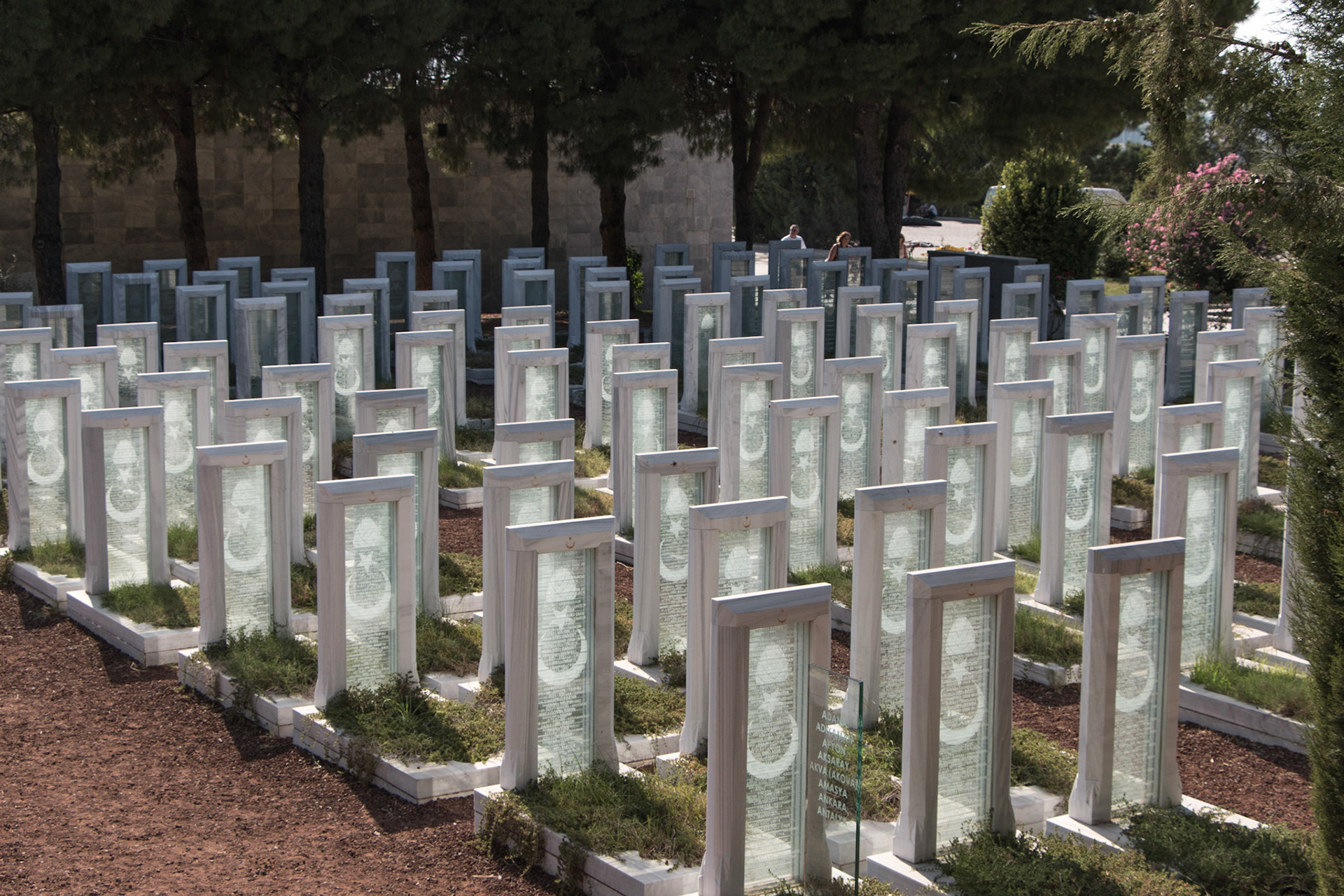 Çanakkale Şehitler Anıtı'nın etrafında yer alan şehitliklerin bir kısmı.

Anıt ve şehitlikler, Çanakkale Savaşları'nda ölen 250 binin üzerindeki Türk askerinin anısına yapılmıştır.