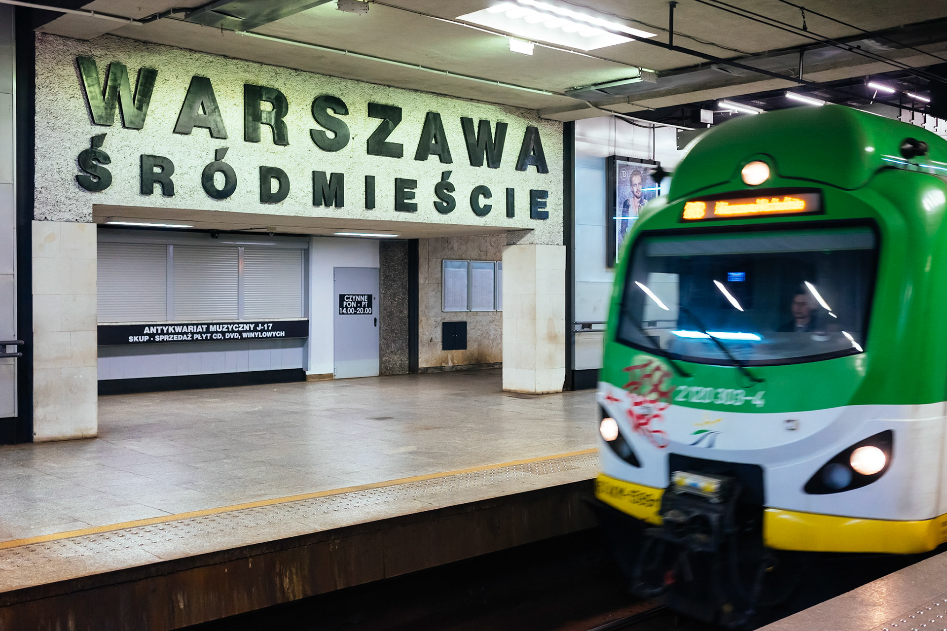 Varşova'nın "şehir merkezi" anlamına gelen Śródmieście istasyonu, şu anki görünümüne 1950lerde kavuşmuştur.