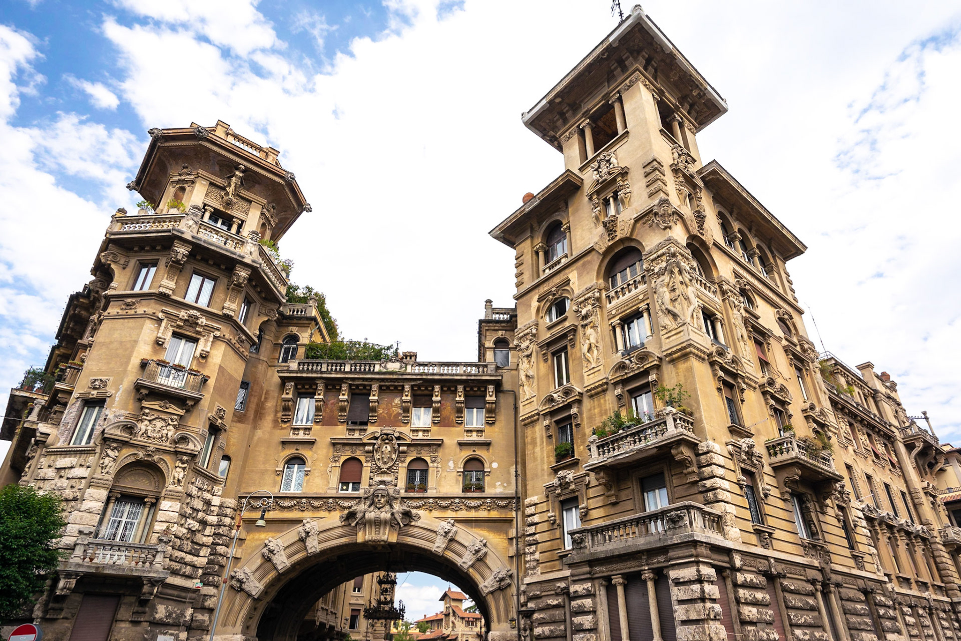 Roma'daki "Quartiere Coppedè" (Coppedè mahallesi), şehrin en ilginç yerlerinden biri olmasına rağmen pek bilinmemektedir. Mimar Gino Coppedè tarafından tasarlanan yapılar, 1910-20 arası inşa edilmiştir ve Roma'nın tarihi dokusunun aksine, fantastik bir hikayeden çıkmış gibi görünmektedir.