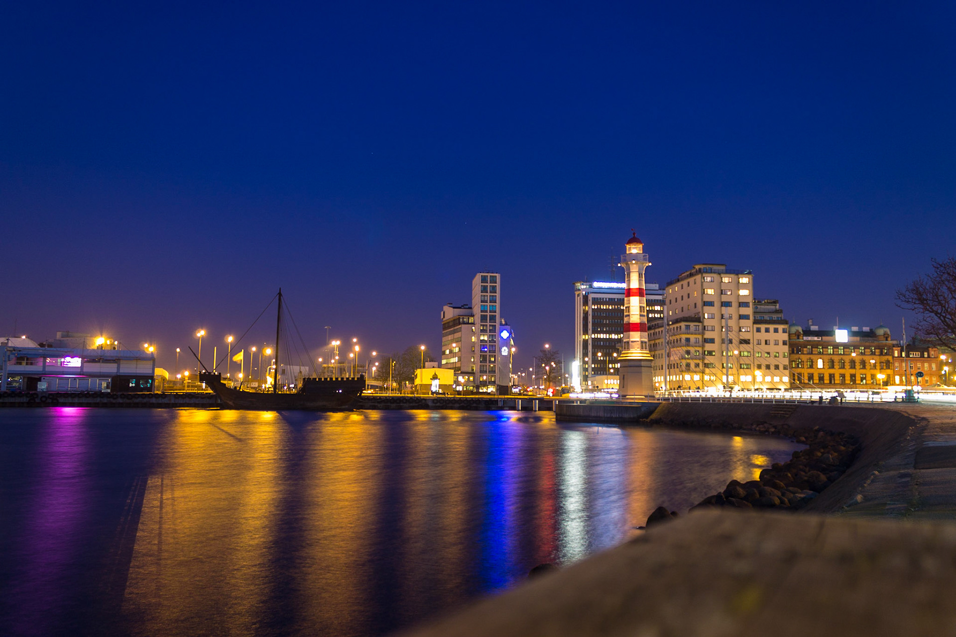 İsveç'in Malmö şehrinde, Inre hamnen bölgesi ve liman girişinde bulunan, 1878'de inşa edilen deniz feneri.

Malmö şehri, 300 bin'in üzerindeki nüfusuyla İsveç'in en kalabalık 3. şehridir.