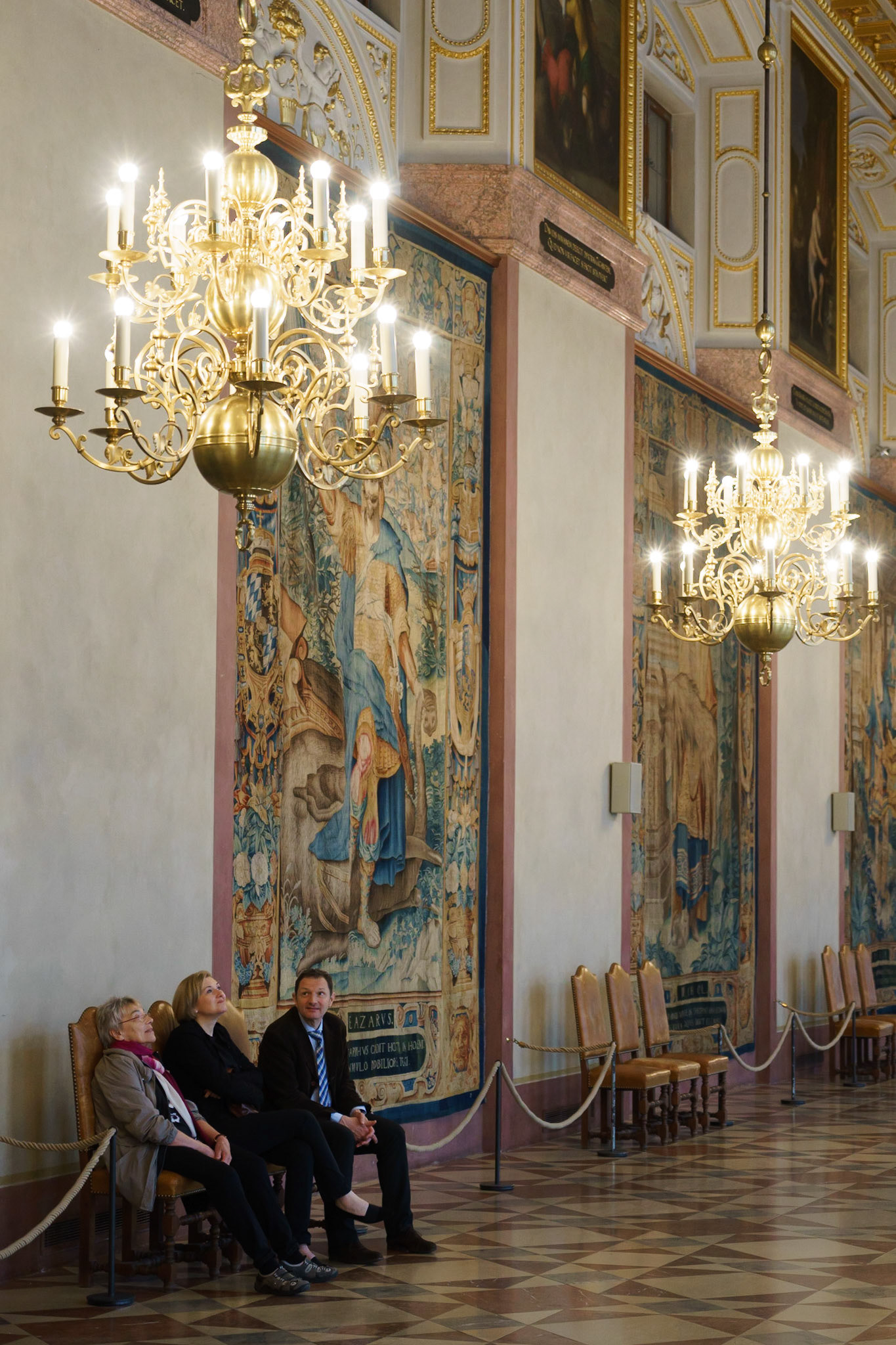 Rezidens Saray'ının resepsiyon salonlarından birinin detaylarını inceleyen bir grup.