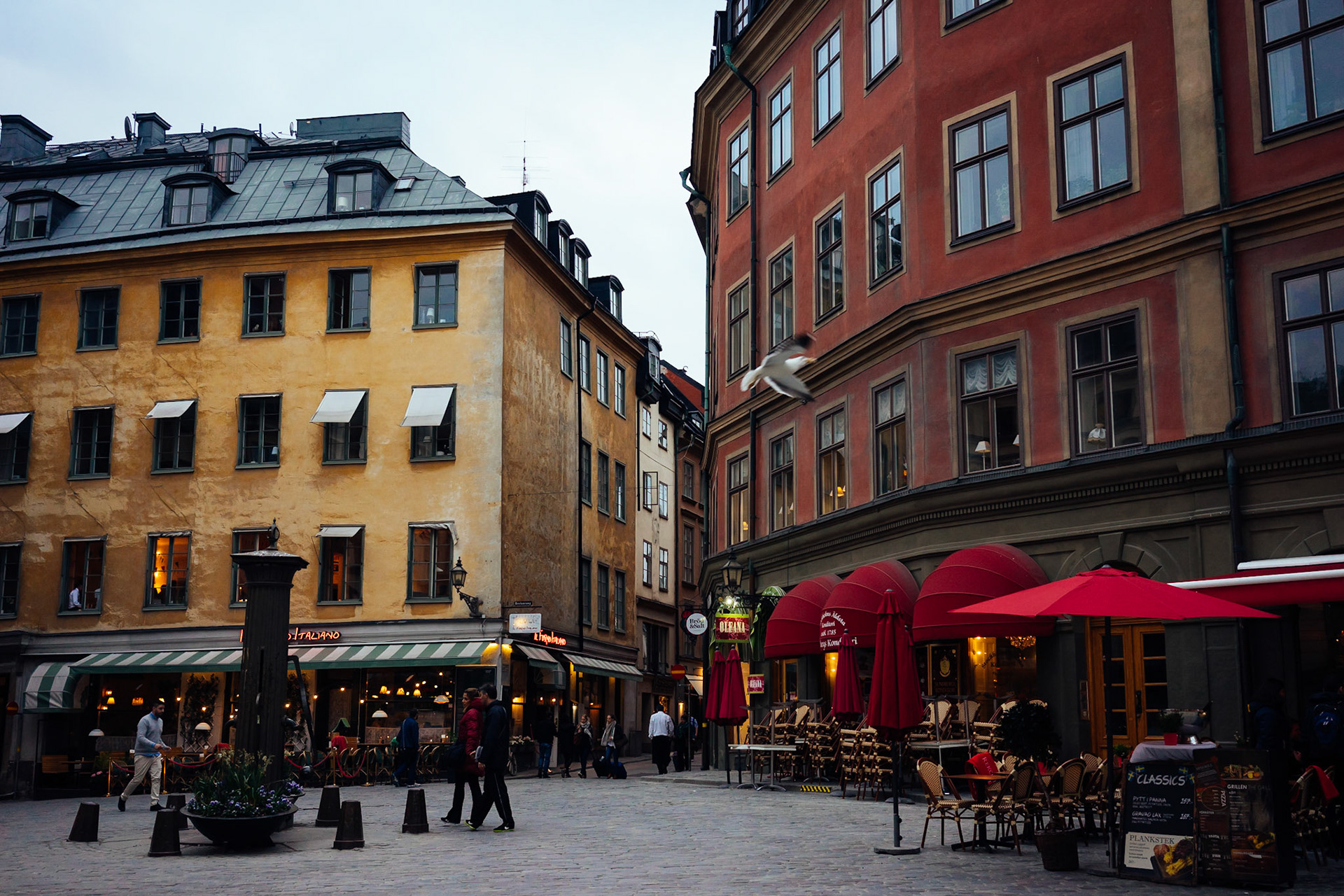 Stokholm'deki, geçmişi 13. yüzyıla kadar dayanan, Eski Şehir anlamına gelen Gamla Stan bölgesinden tipik bir manzara.