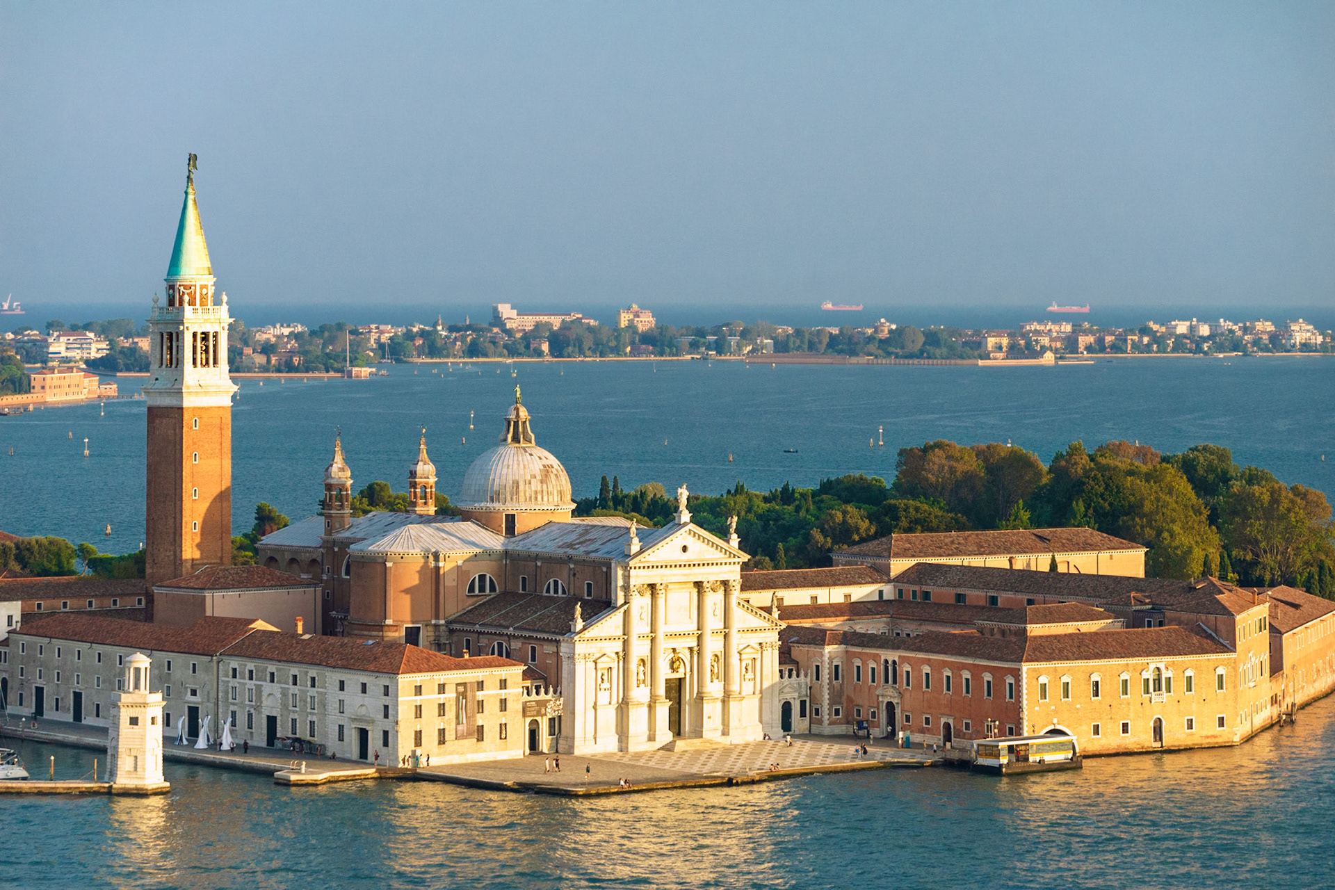 Venedik adasının ana kanalı olan Büyük Kanal'ın hemen çıkışında yer alan San Giorgio Maggiore adası ve adanın aynı ismi taşıyan kilisesi.