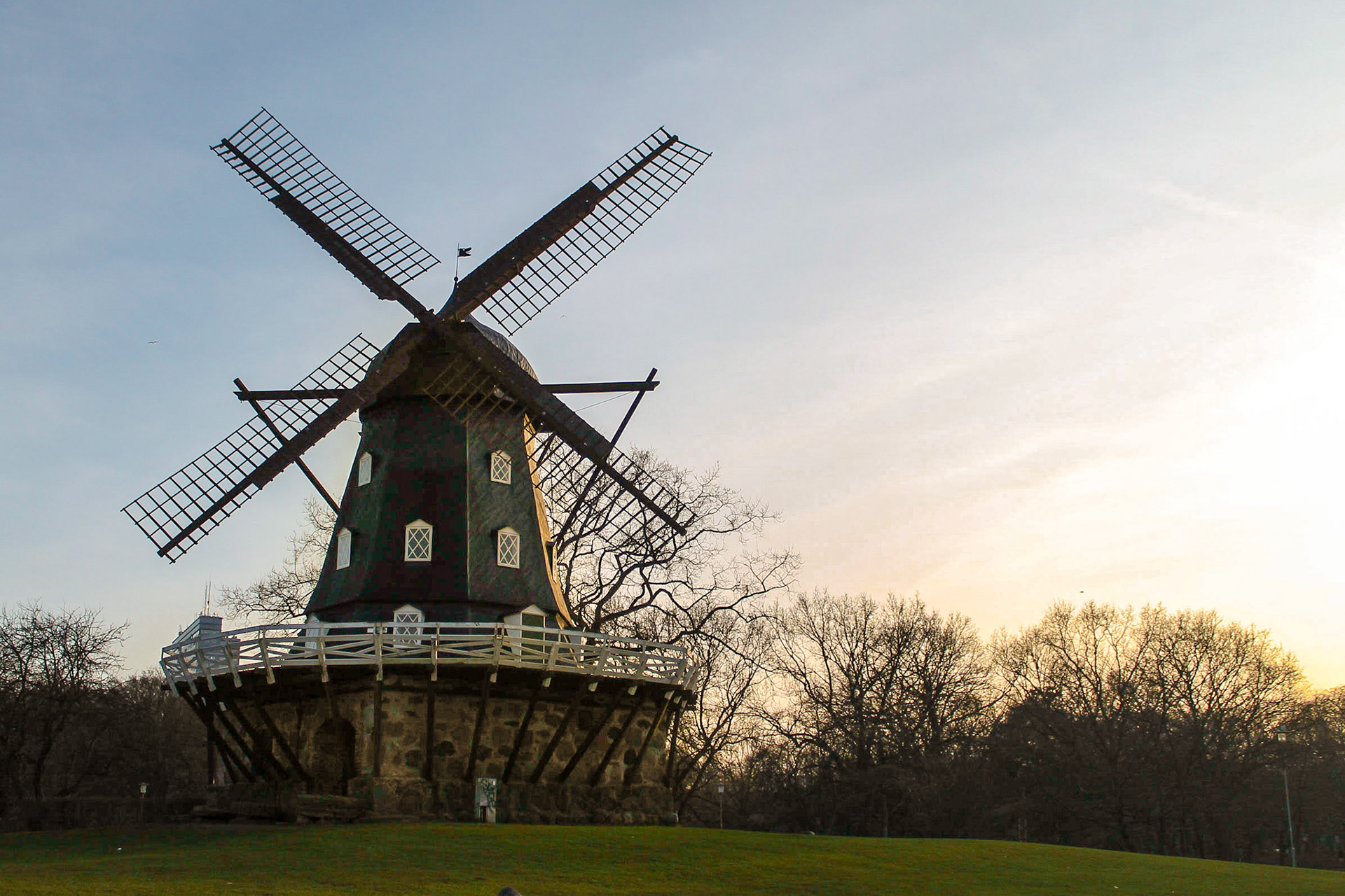 Malmö'deki tarihi Capricorn tabyasının kalıntıları üzerinde bulunan, 1851'de tamamlanan Slottsmöllan isimli yel değirmeni.

İlk defa 1300ler civarında Danimarka tarafından yerleşilen Malmö,  17. yüzyılda İsveç'in kontrolüne geçmiştir.