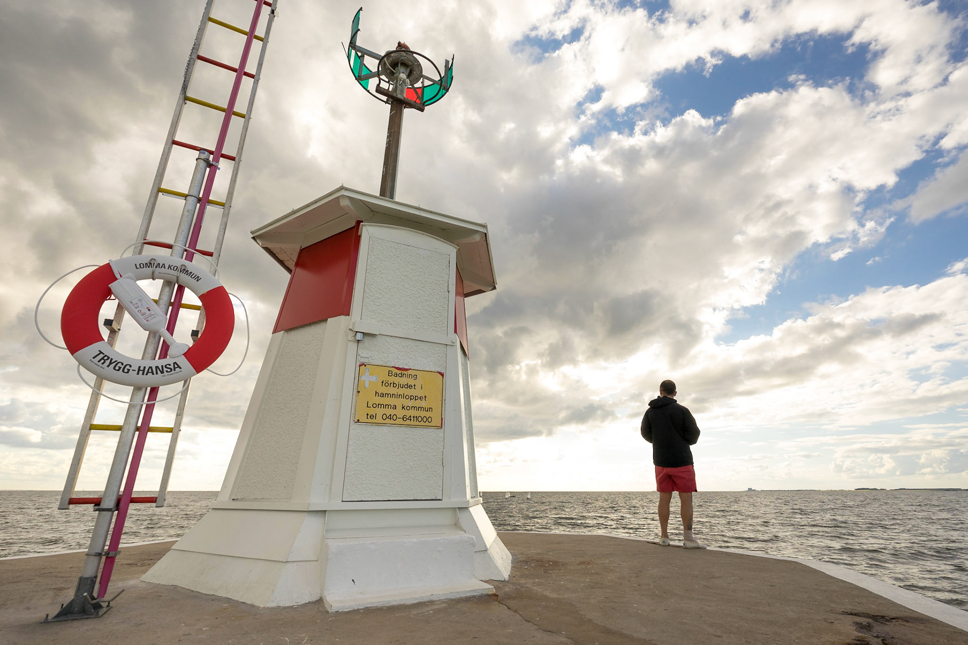 Malmö'nün kuzeyinde küçük bir yerleşim yeri olan Lomma'nın deniz feneri.