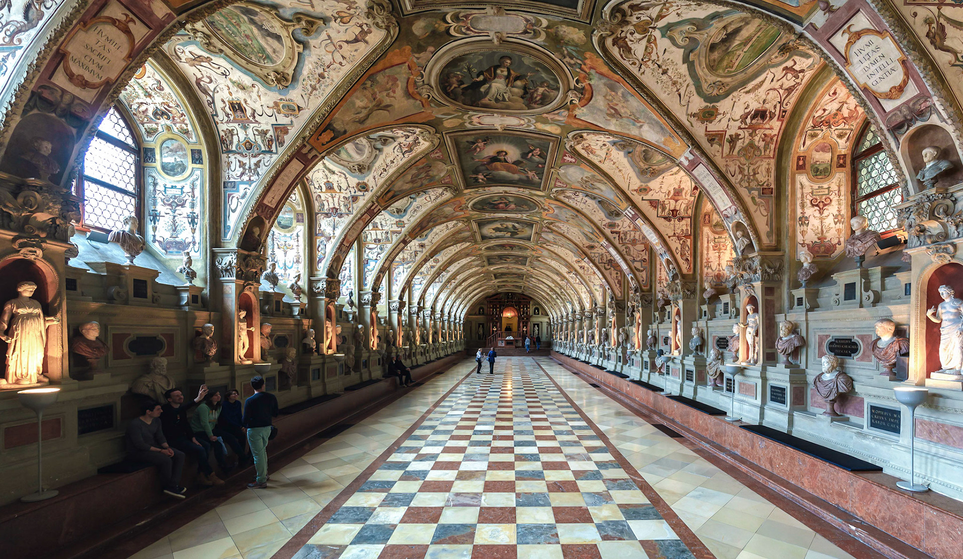 İlk binaları 1300'lerin sonunda yapılan ve uzun yıllar Bavyera Hükümdarlarının resmi konutu olarak kullanılan Residenz'te yer alan Antiquarium koridoru.

Antiquarium,  1571'de Dük 5. Albert'in geniş antika koleksiyonunu sergilemek üzere inşa edilmiştir.