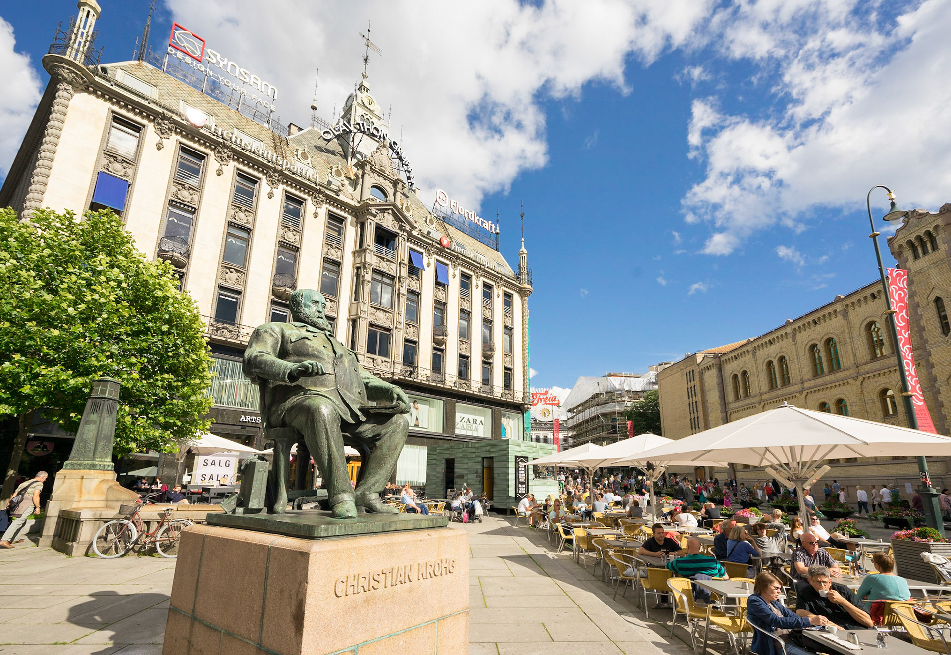Oslo'nun şehir merkezinde, her köşede açık hava kafeleri ve restoranları yer alıyor.