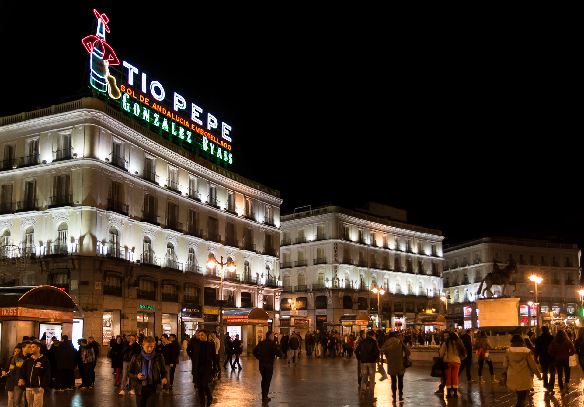 Madrid'in en büyük meydanlarından birisi olan Plaza de la Puerta del Sol'dan bir gece görüntüsü.