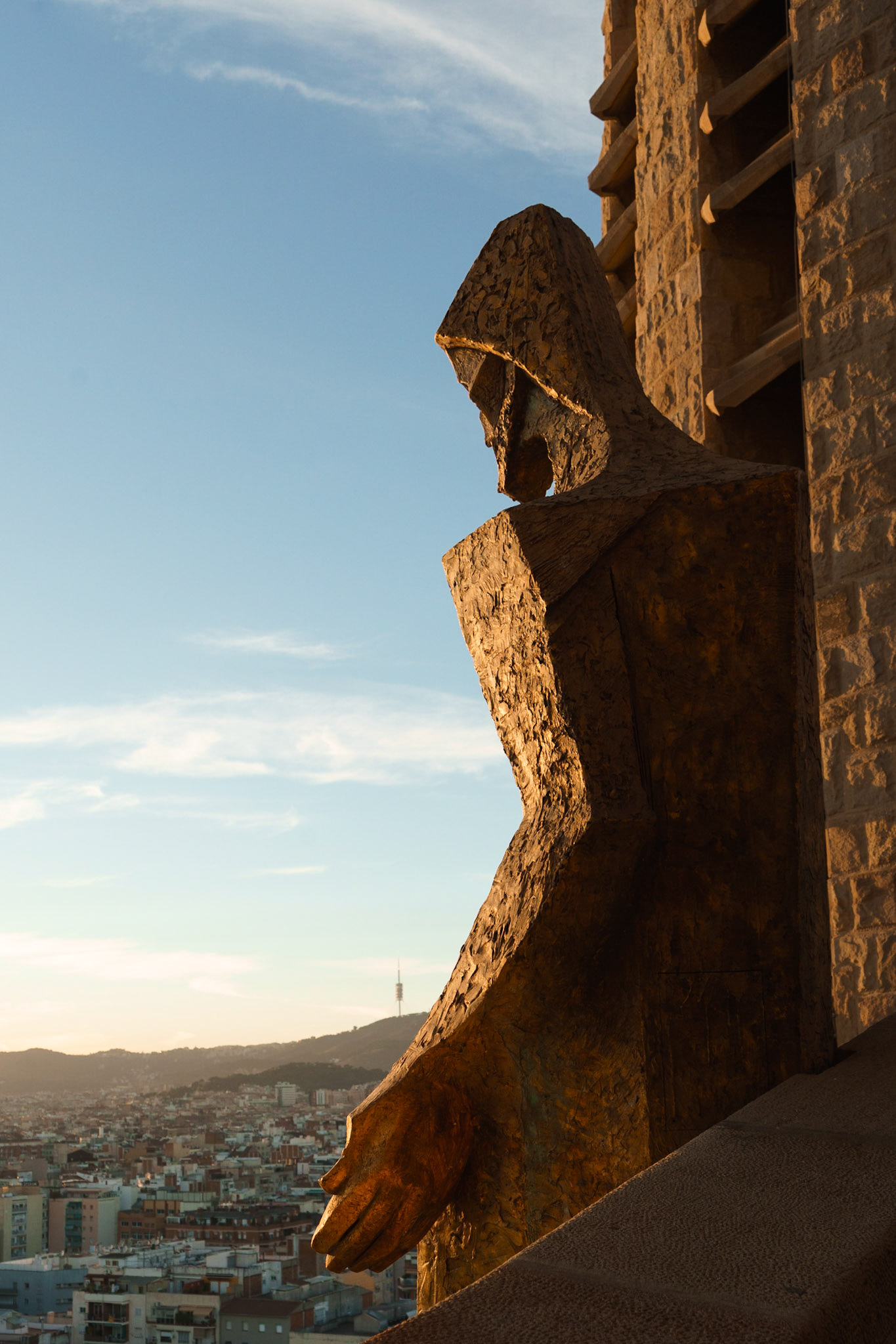 Sagrada Familia'nın kuleleri arasında yer alan heykel, İsa'nın göğe yükselişini temsil ediyor.

Temeli 1882 yılında atılan katedralin inşaatı halen sürmektedir ve 2026 yılında tamamlanması planlanmaktadır.