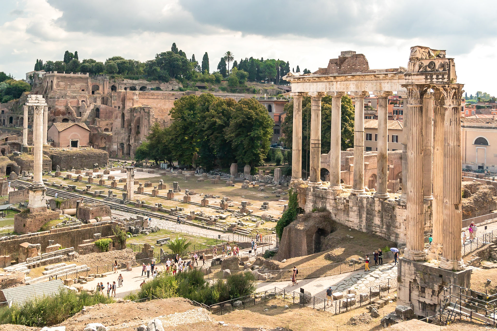 Antik Roma medeniyetinin kalbi olan Forum Romanum'dan bir manzara. Sağ tarafta, Roma tanrısı Saturn adına inşa edilen Saturn Tapınağı'nın kalıntıları görülmektedir.