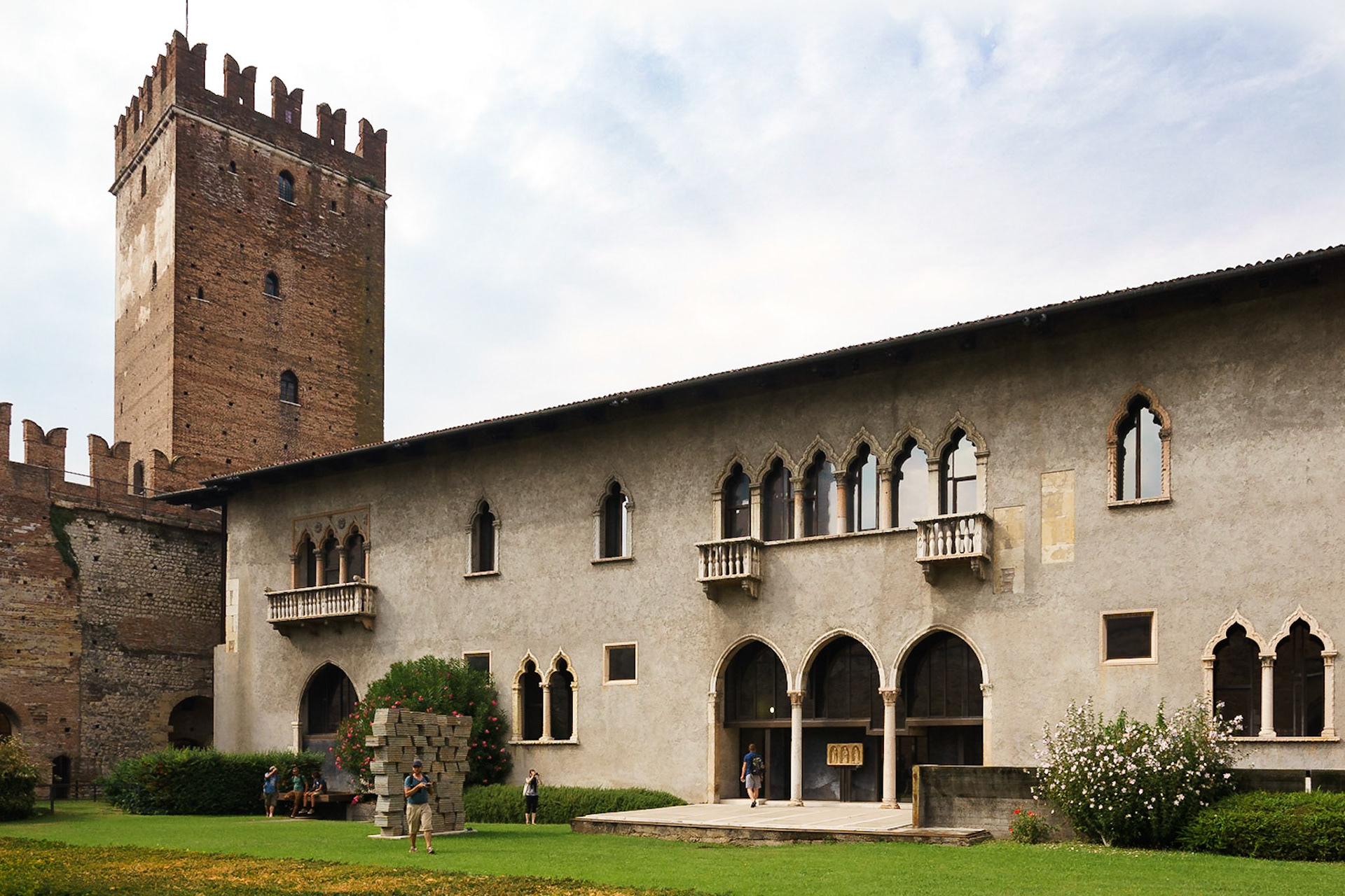 Verona'nın Orta Çağ'daki hanedanları olan Scaliger ailesinin, askeri bir kale olarak yaptırdıkları Castelvecchio (Eski Kale).