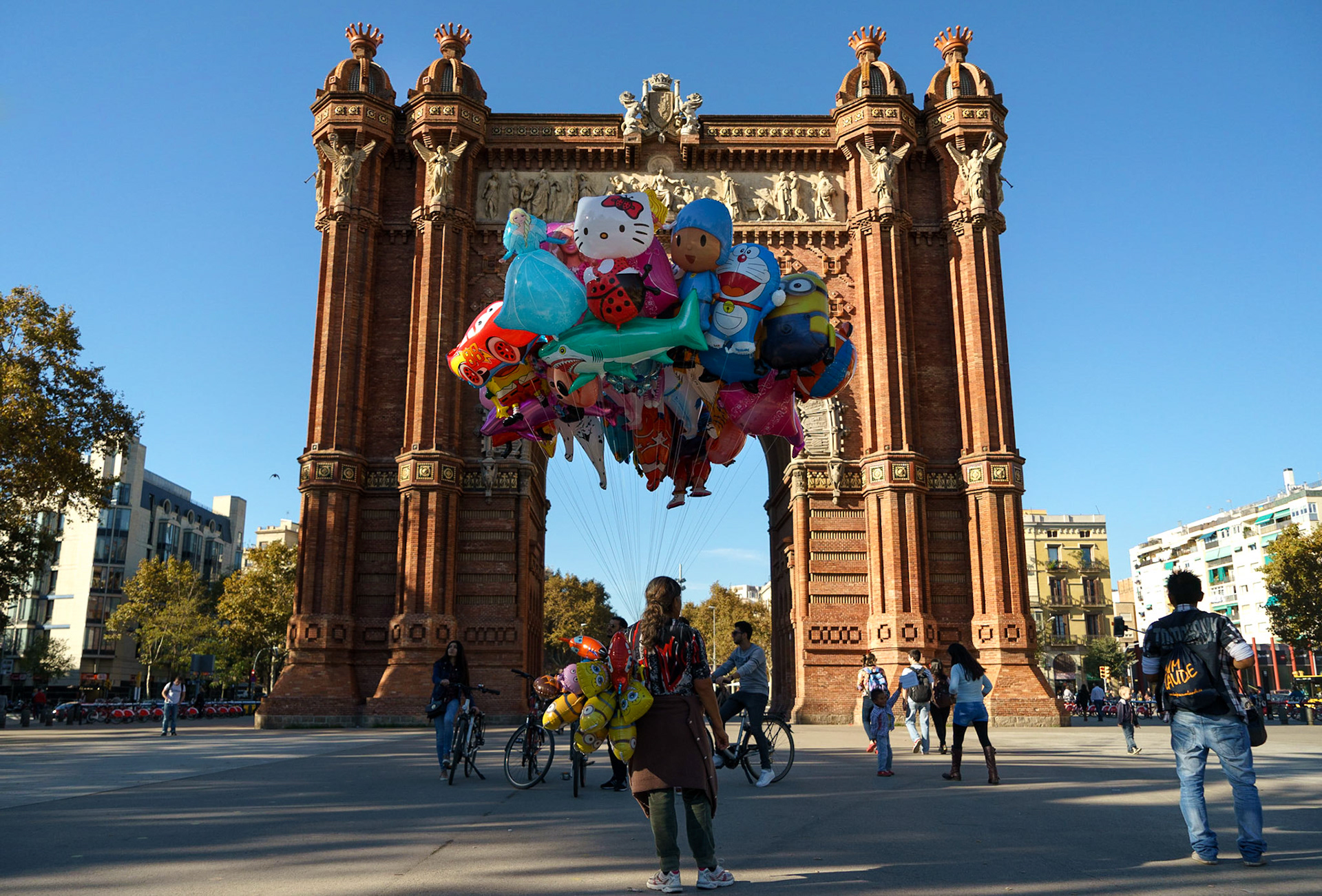 1888 Dünya Fuarı'nın giriş kapısı olarak inşa edilen Arc de Triomf (Zafer Takı) ve önünde duran balon satıcısının oluşturduğu simetri.