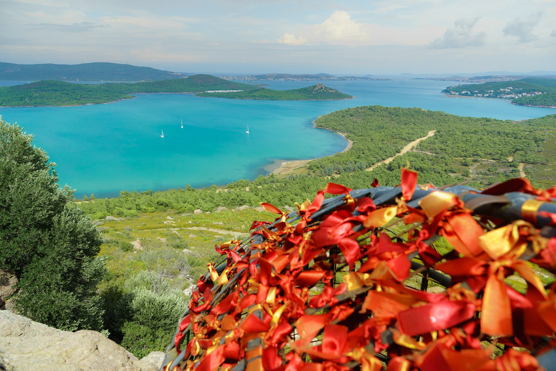 Ayvalık'taki Şeytan Sofrası'ndan, hemen altında yer alan Paşa Koyu manzarası.