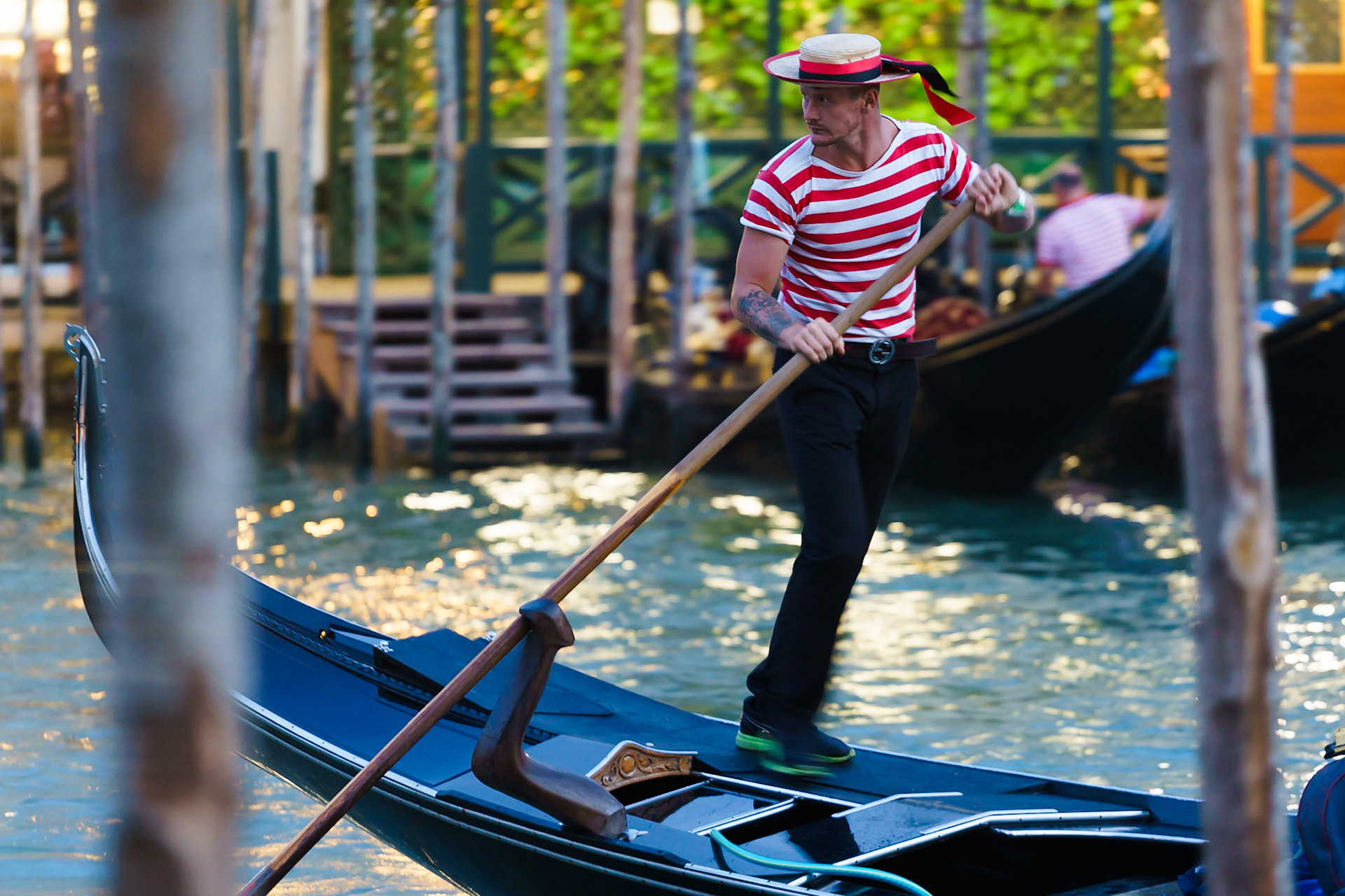 Venedik'te kürekçilik mesleği, bir loncanın kontrolündedir ve şehirde bir anda toplam lisanslı kürekçi sayısı 425'tir. Lisans alabilmek için kürekçi adayları, bir çıraklık döneminin ardından Venedik'in yapıları ve tarihi, yabancı dil bilgileri ve gondol kullanım becerileri üzerine bir sınavdan geçmek zorundalar.