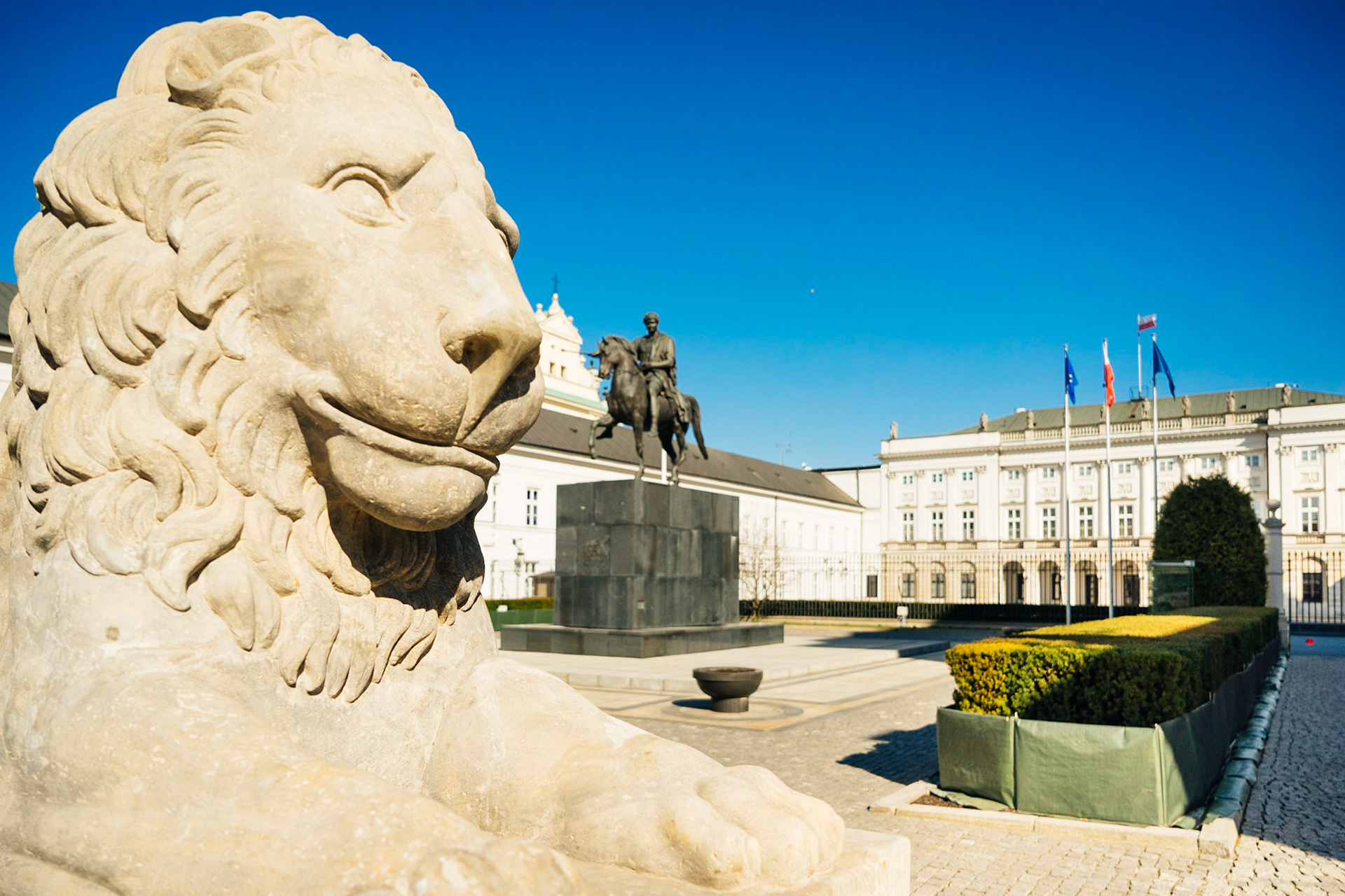 17. yüzyılda inşa edildikten sonra çeşitli aristokrat aileler, kraliyet otoriteleri ve çeşitli bakanlar tarafından kullanılan Polonya Başkanlık Sarayı, 1994 yılından itibaren Polonya Devlet Başkanı'nın Sarayı resmi konutu haline gelmiştir.