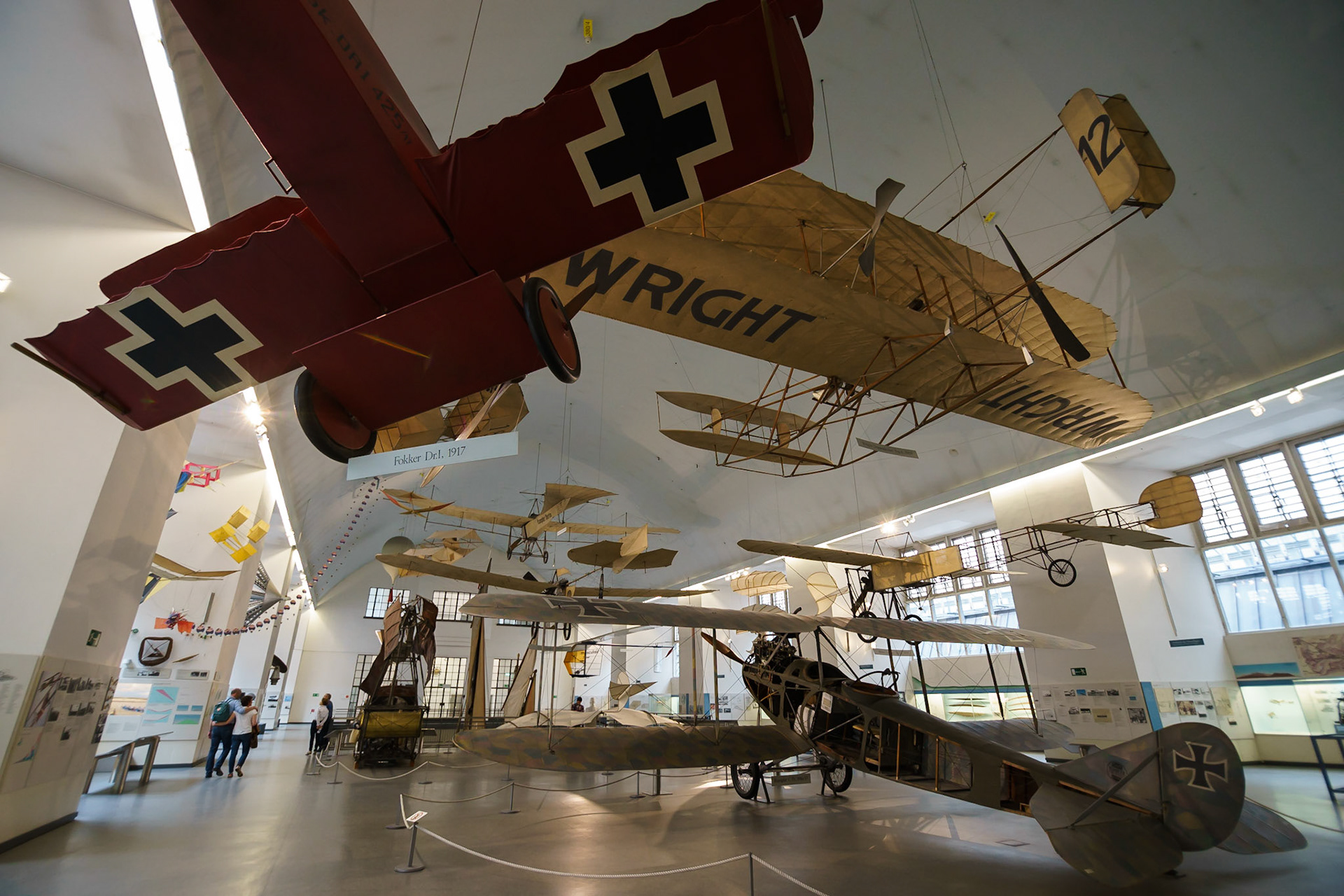 Dünyanın en büyük bilim ve teknoloji müzesi olan Deutsches Museum'da, uçuş tarihinin sergilendiği salon içerisindeki tarihi öneme sahip çeşitli uçaklar.

1900'lerin başında açılan müze, yılda yaklaşık 1,5 milyon ziyaretçi almaktadır.