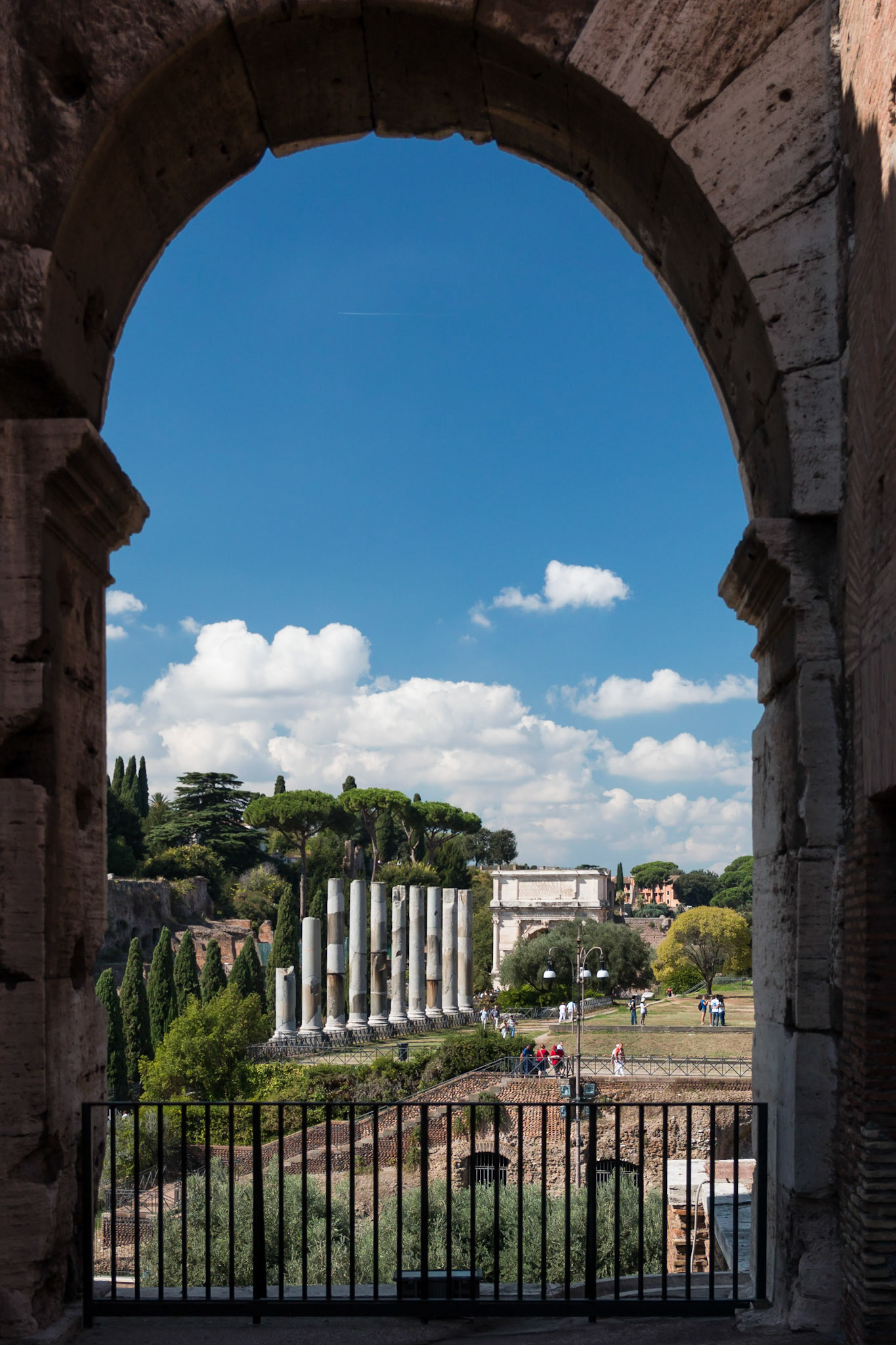 İlk 3 katının her birinde 80 kemer bulunan Kolezyum'da, kemerlerden birinden görülen Forum Romanum manzarası.