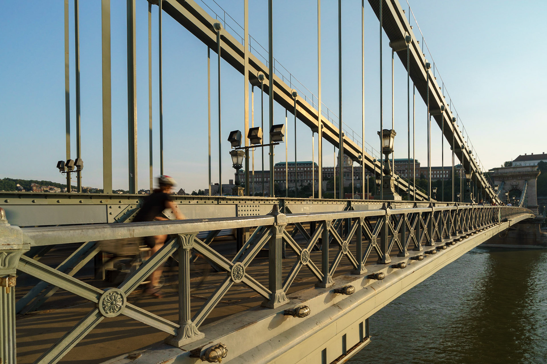 Bisiklet dostu bir şehir olan Budapeşte'de, her yerde bisiklet kullanan birisini görmek mümkün. Tuna Nehri üzerinde yer alan 8 köprünün her birinde bisikletli görmek mümkün olsa da, en işlek olanı Szechenyi Zincir Köprüsü'dür.