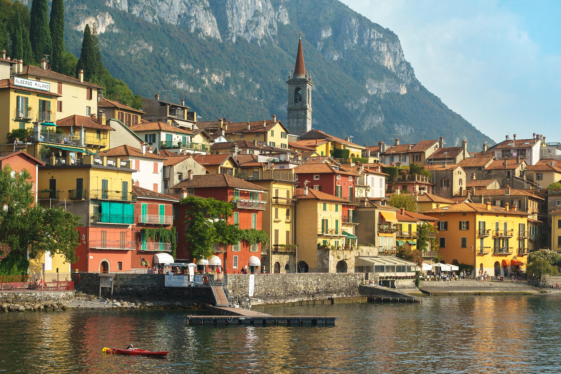 Milano'dan 1 saatlik tren yolculuğu ile ulaşılabilen, 800'e yakın nüfusu ile Como Gölü bölgesinin en güzel köylerinden biri olan Varenna.