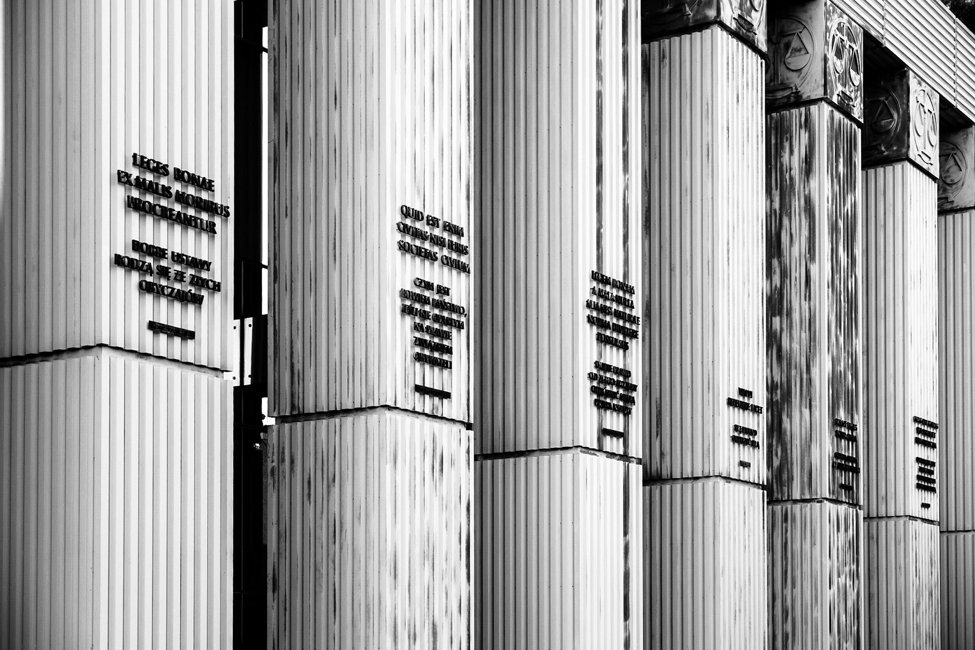 Varşova Adalet Sarayı'nın çevresinde yer alan, üzerinde çeşitli Latince yazıtların bulunduğu sütunlar.