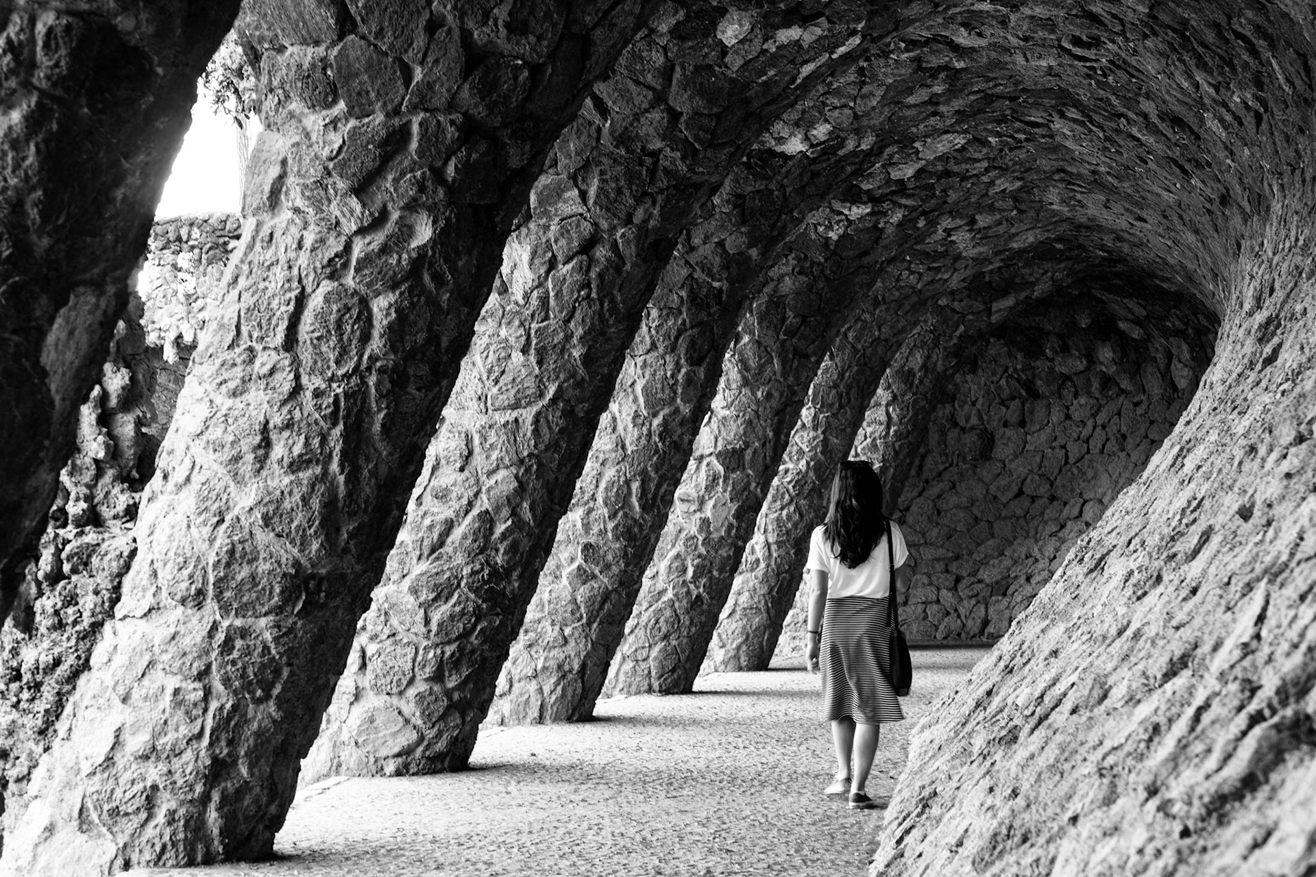 Park Güell'in kırılan dalgaları andıran revağı, Gaudí'nin benimsediği organik mimarinin en güzel örneklerinden birisidir.