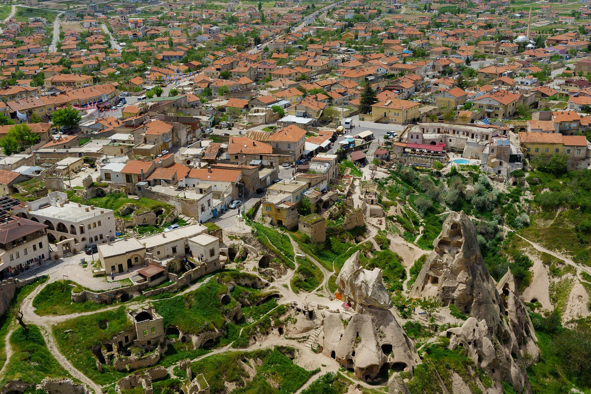 Uçhisar Kalesi'nden Uçhisar manzarası, doğanın bitip insan yaşamının başladığı hattı gözler önüne seriyor.