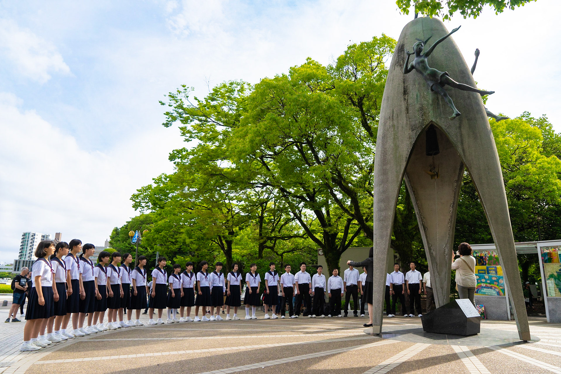 Atom bombası sonucu ölen binlerce çocuğun  anısına inşa edilen Çocuk Barış Anıtı.