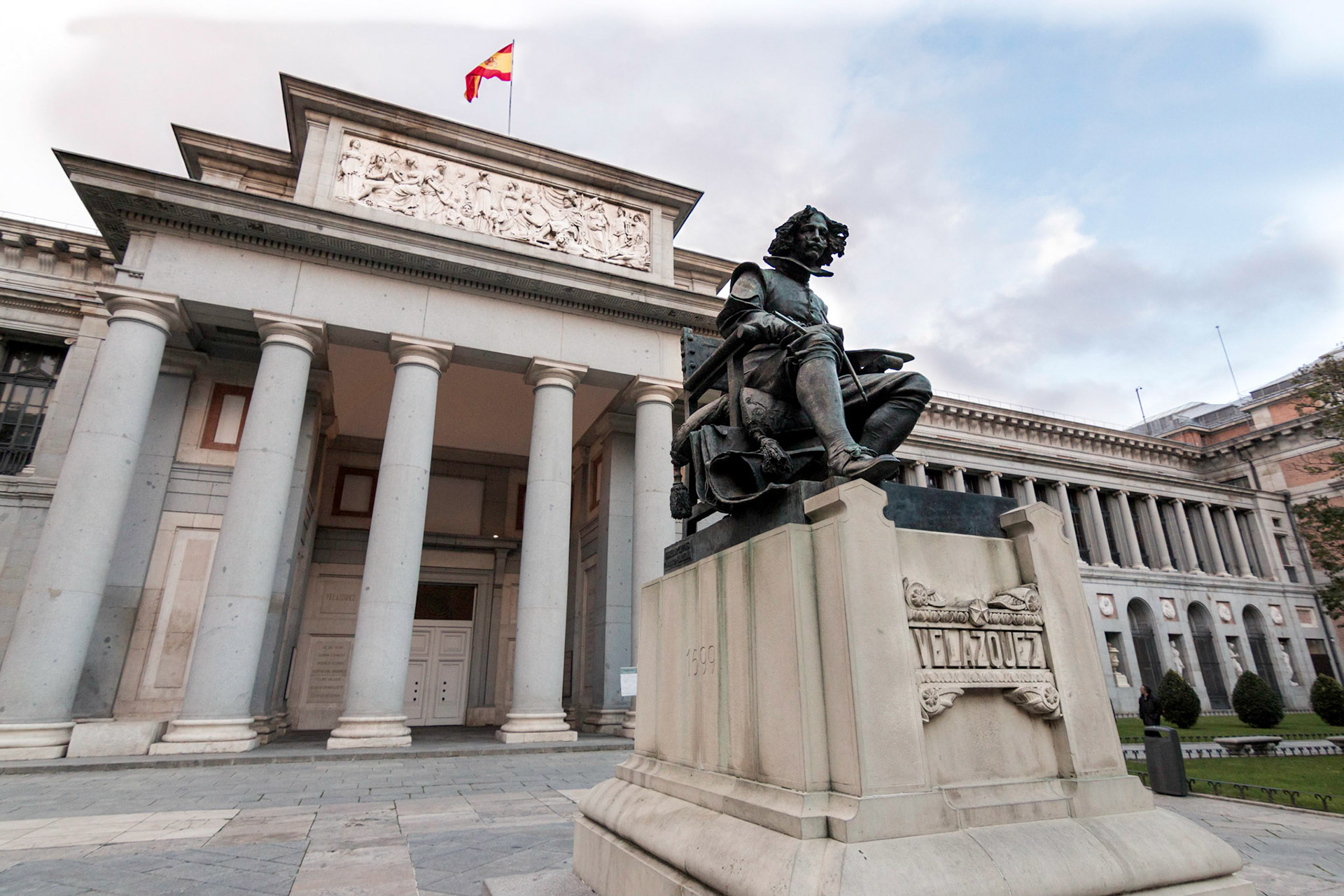 Dünyanın ve Madrid'in en meşhur sanat galerilerinden Prado'nun önündeki Velazquez heyekli.