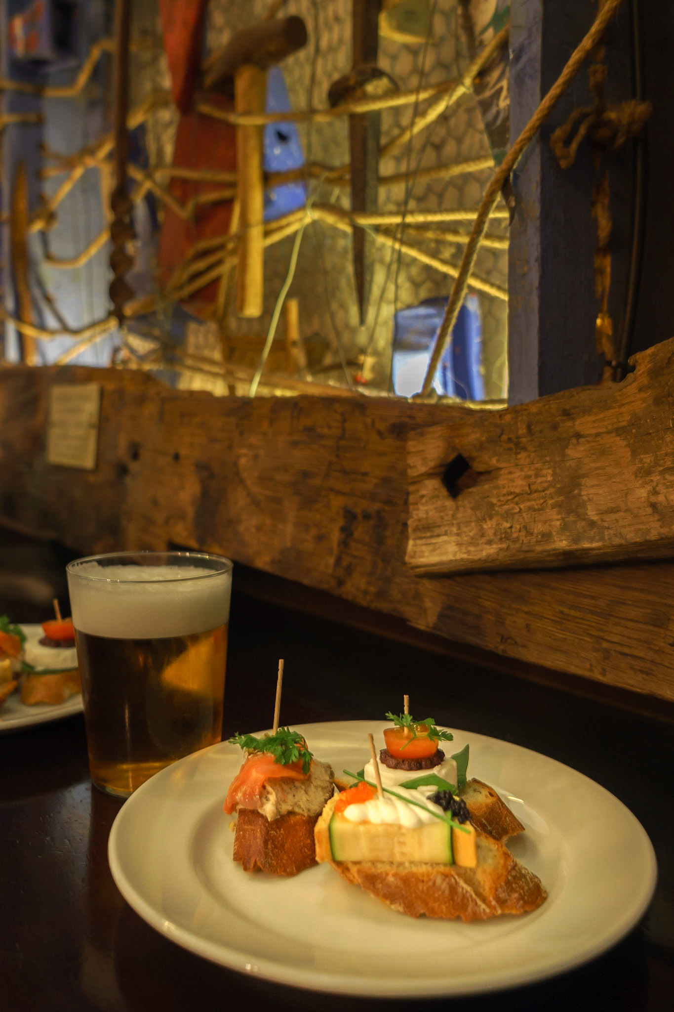 Zaman zaman yanlış bir şekilde tapas olarak isimlendirilse de, Barselona'da her barda bulabileceğiniz ekmek üzeri bu tip atıştırmalıklar "pintxo" olarak bilinir. Kelime anlamı "delip geçmek" olan pintxo, ismini yiyeceklerin ortasından geçen kürdanlardan alır.