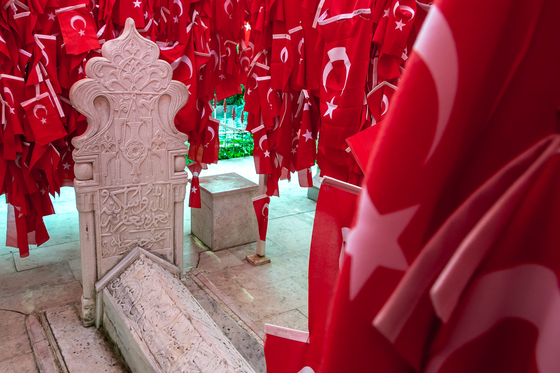 Gelibolu'da bulunan Bayraklı Baba türbesi.

Bayraklı Baba, gerçek ismi Karaca Bey olan ve donanmada sancaktarlık yapan bir denizcinin mezarıdır. 1410 yılında Bizans donanmasıyla yapılan bir deniz savaşında şehit olmuş ve vasiyeti üzerine mezarı bayraklarla kaplanmıştır.