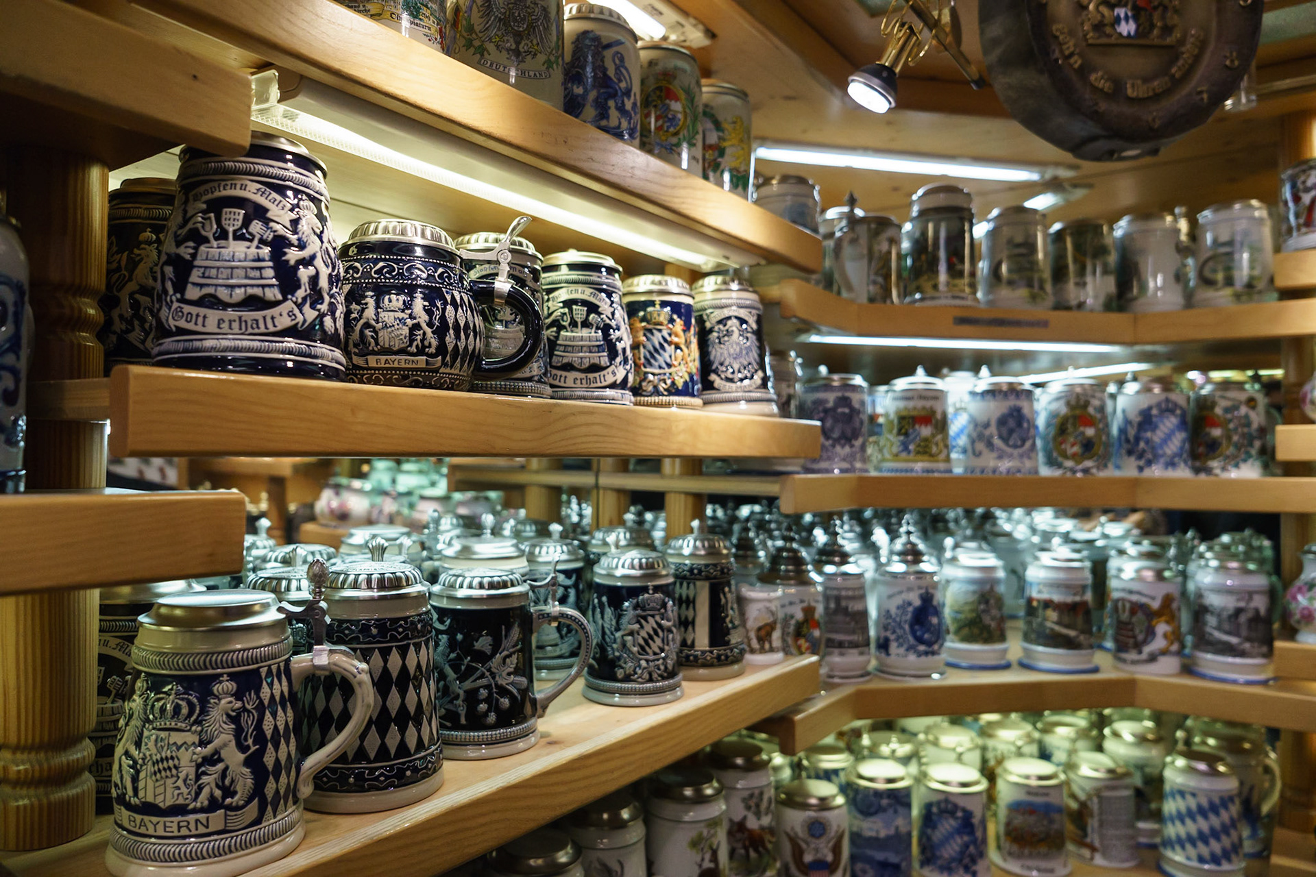 Münih şehrinin belki de en popüler hediyelik eşyası, burada çeşit çeşit görünen bira bardaklarıdır. Orijinalleri kalaydan yapılan bardaklar, günümüzde porselen ve cam gibi maddeler kullanılarak da yapılmaktadır.