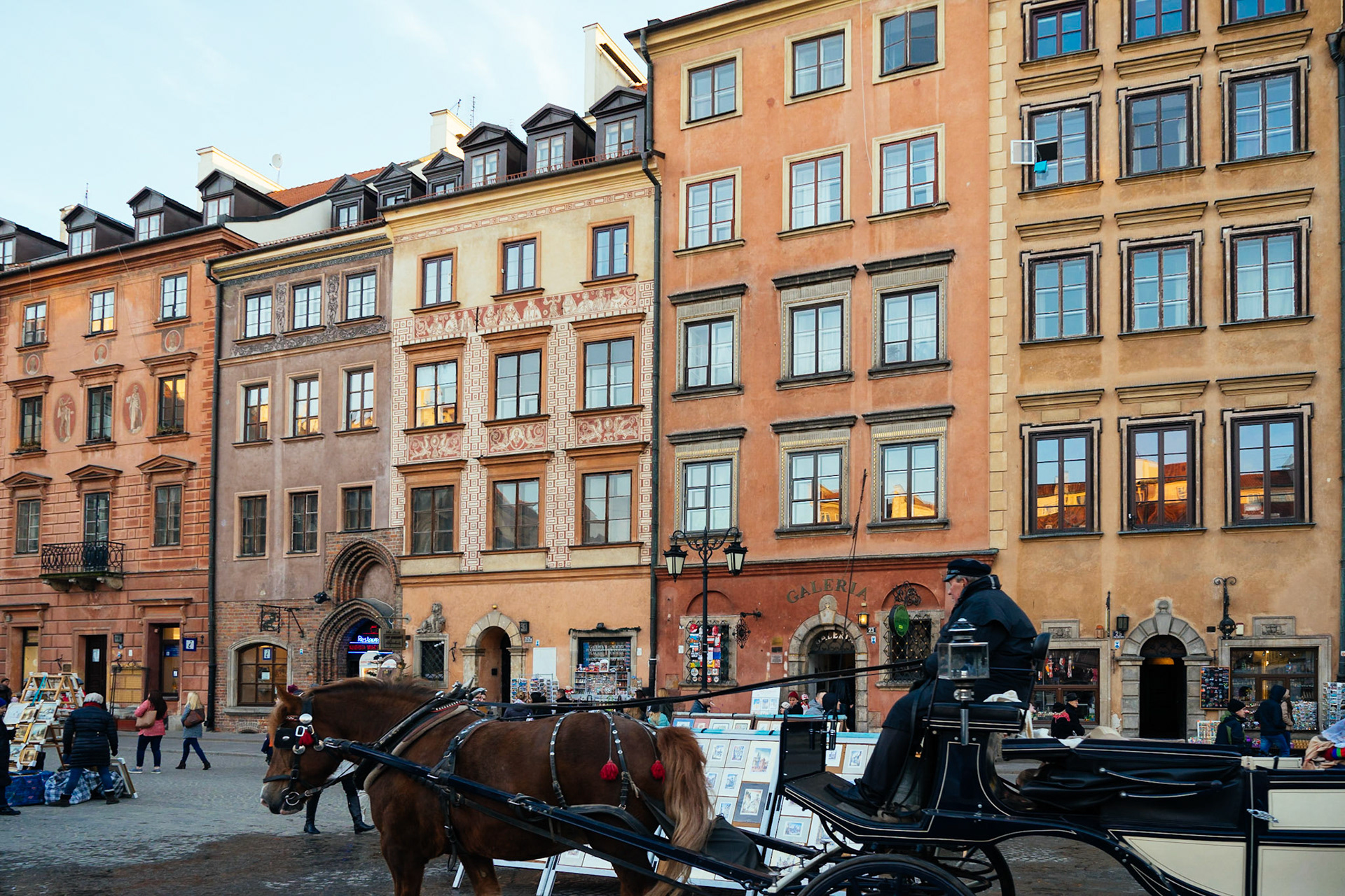 Varşova Eski Şehir'de eski bir ulaşım metodu olan faytonlarla gezmek mümkün.