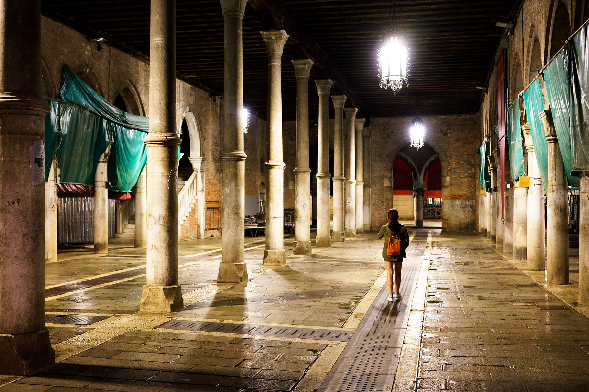 Venedik'in Balık Pazarı (Mercato del Pesce), havanın kararmasıyla birlikte kasvetli bir hal alıyor.