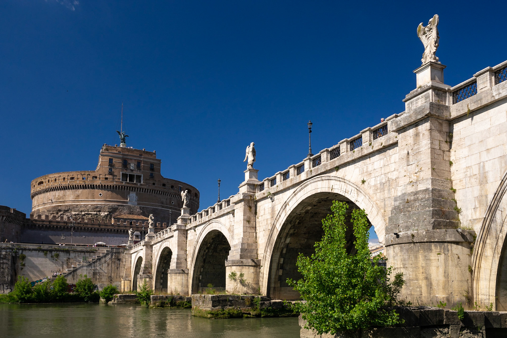 Tiber Nehri'nin kıyısındaki Castel Sant'Angelo (Kutsal Meleğin Kalesi), İmparator Hadrianus tarafından 2. yüzyılda kendisi ve ailesi için bir anıt mezar olarak inşa ettirilmiştir. Yıllar içerisinde Vatikan tarafından kale ve zindan olarak kullanılmış, günümüzde ise müzeye dönüştürülmüştür. Kalenin en belirgin özelliği, en tepesinde yer alan Başmelek Mikail heykelidir.