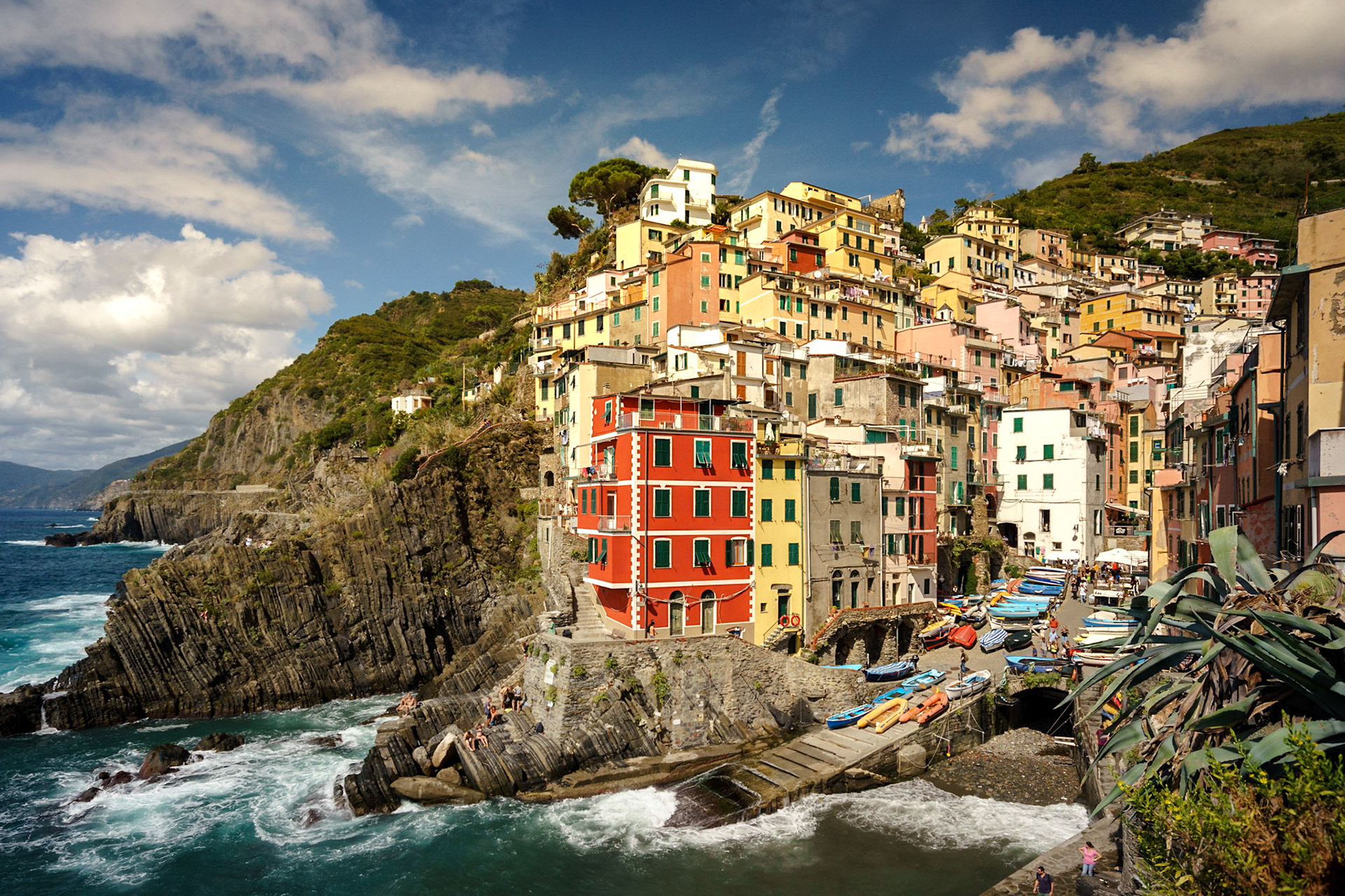 Cinque Terre bölgesinin en güneyinde yer alan Riomaggiore köyü.