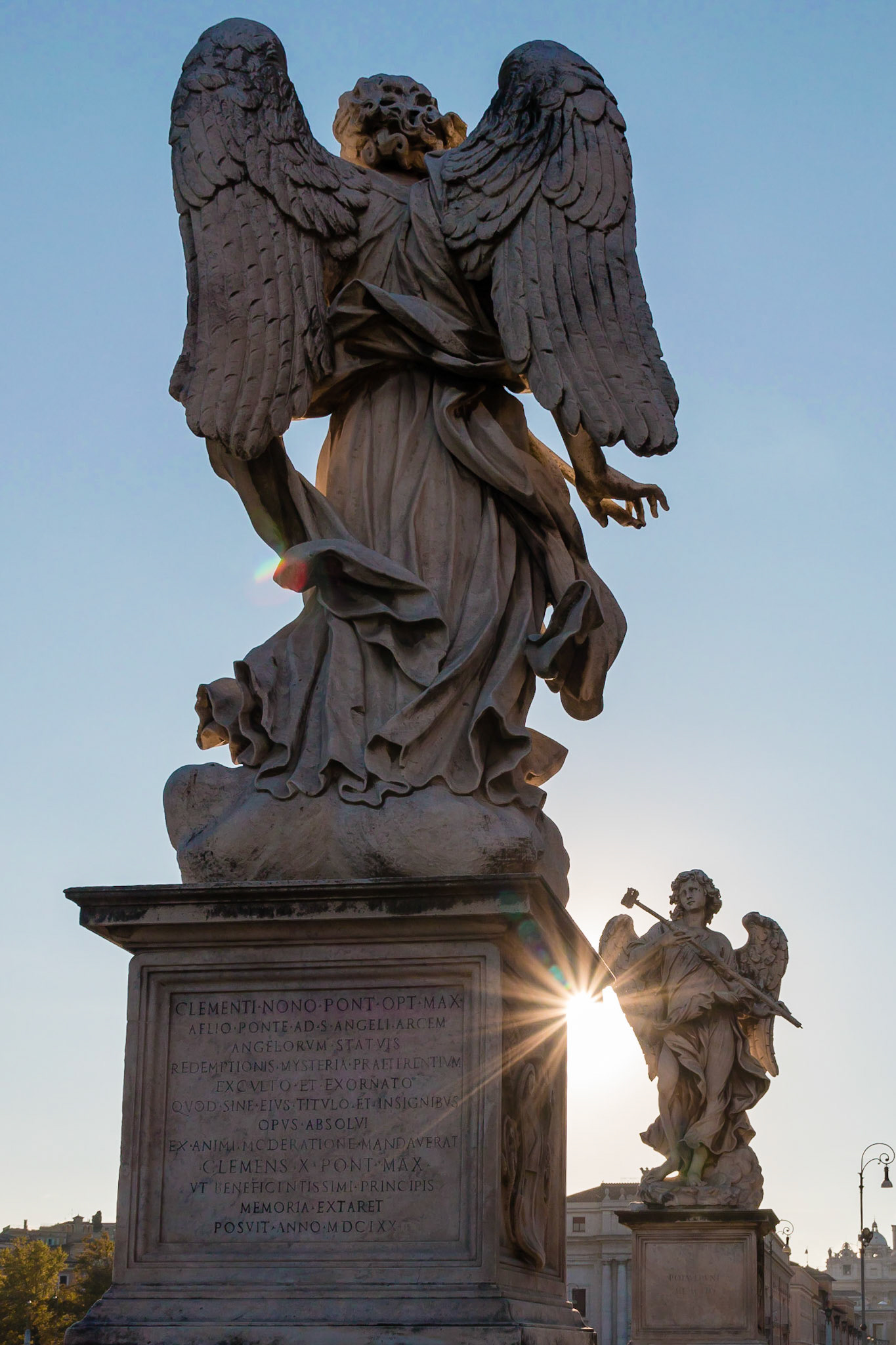 Ponte Sant'Angelo köprüsünün her iki tarafını süsleyen melek heykellerinden ikisi, karşılıkı dans eder gibi görünüyor.