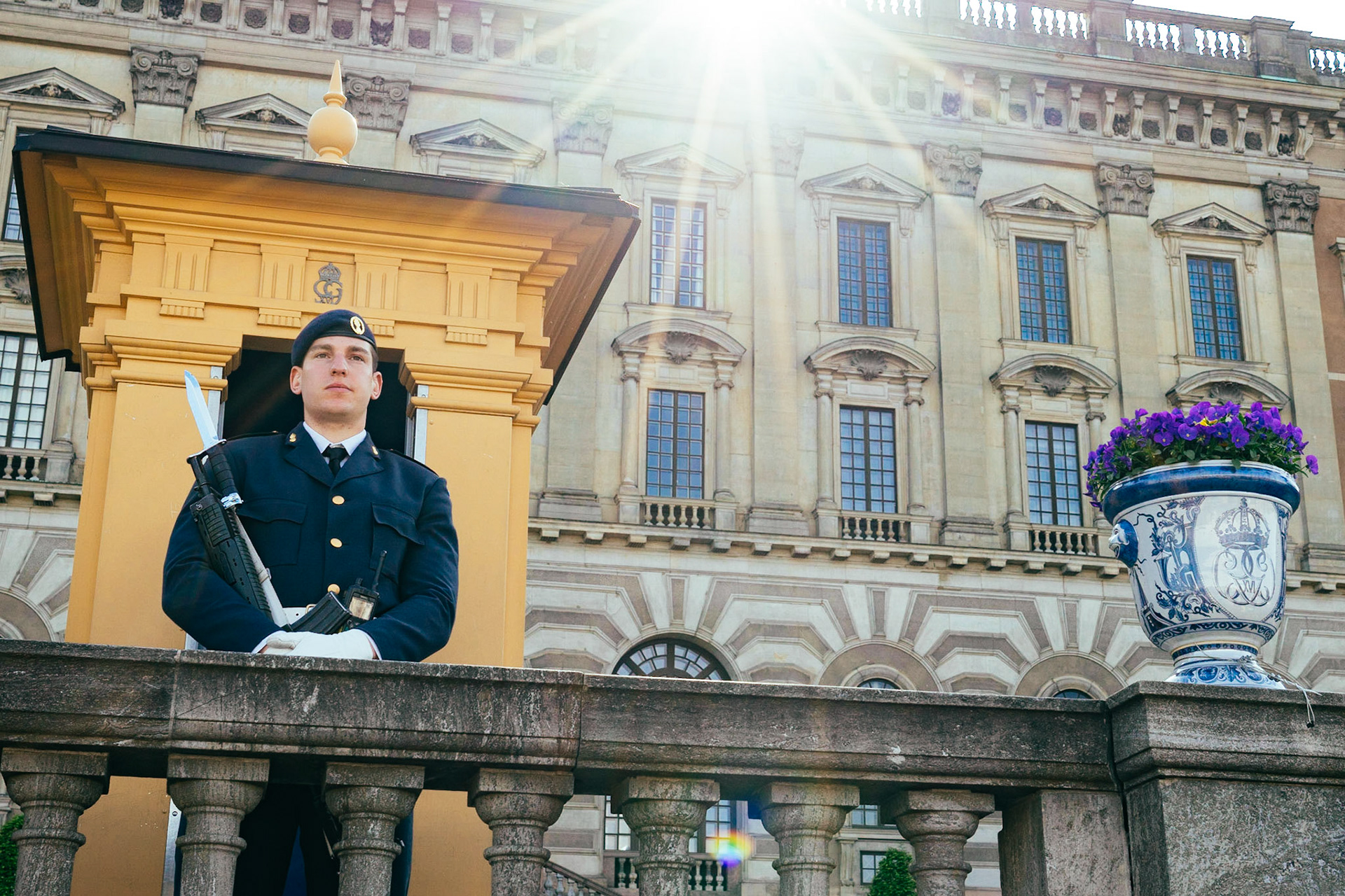 İsveç Kraliyet Sarayı'nın kapısında nöbet bekleyen bir asker.