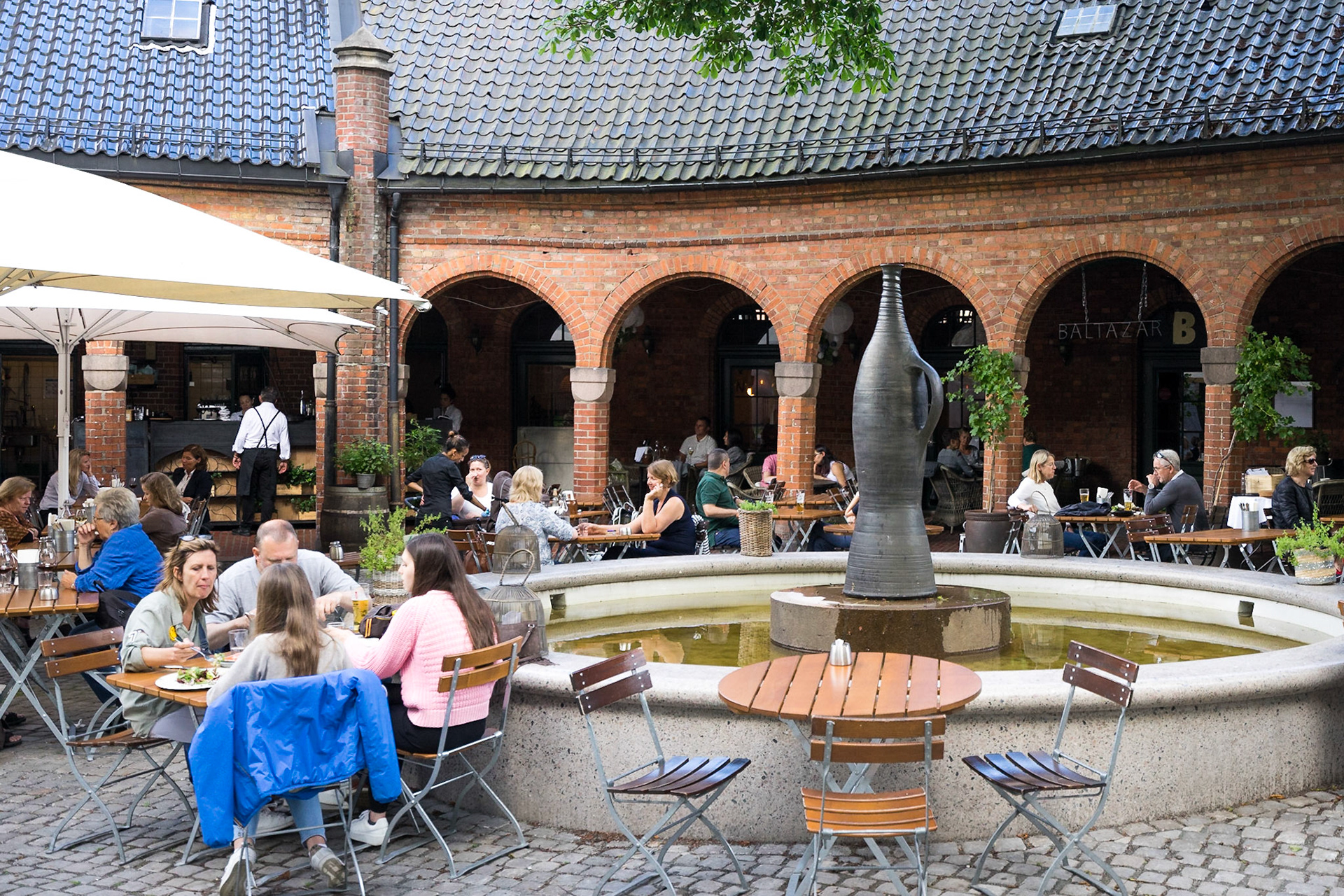 Oslo Katedrali'nin bahçesinde, çeşitli kafe ve restoranlar bulmak mümkün.