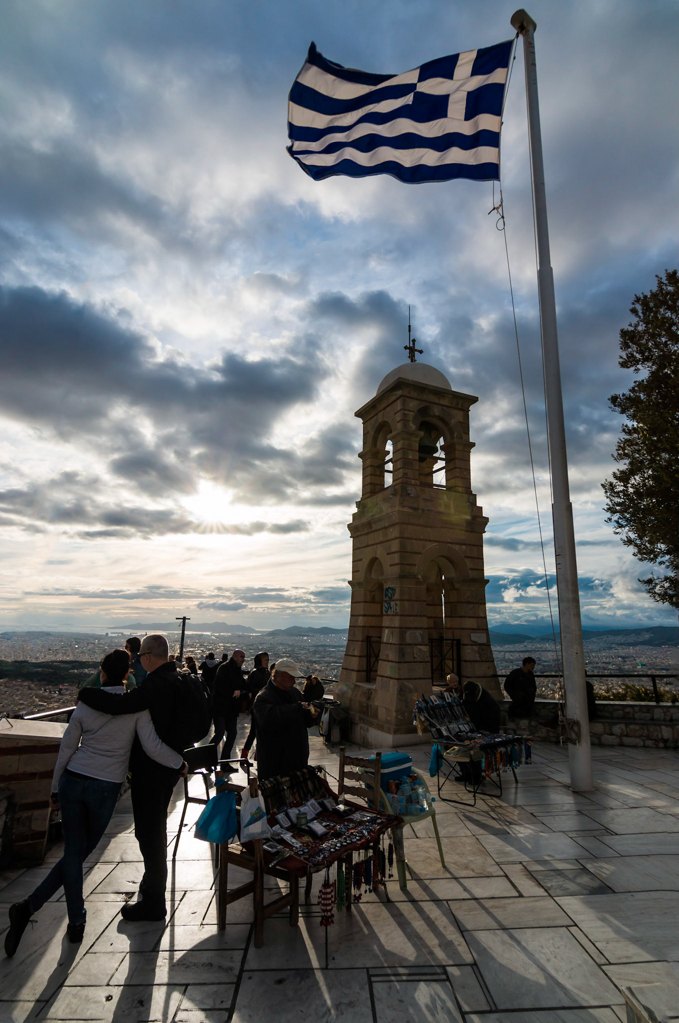 Atina'nın en yüksek noktası olan Lycabettus Tepesi'nde, rüzgarlı bir günde gün batımı.

Lycabettus Tepesi'nde, halen kullanılmakta olan bir kilise bulunmaktadır.