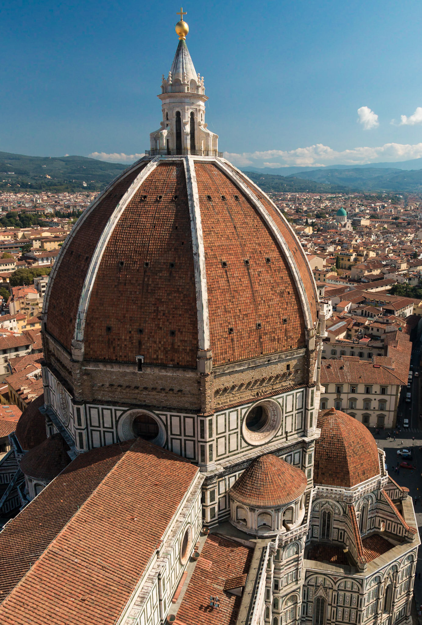 Giotto'nun Campanile'sinden, 414 basamak tırmandıktan sonra ulaşılan Cattedrale di Santa Maria del Fiore (Duomo) ve göz alabildiğine serilen Floransa manzarası.

1436 yılında yapımı tamamlanan Duomo, kubbesinin inşası sırasında Brunelleschi tarafından geliştirilen teknikler nedeniyle zamanının çok ötesinde bir yapıdır.