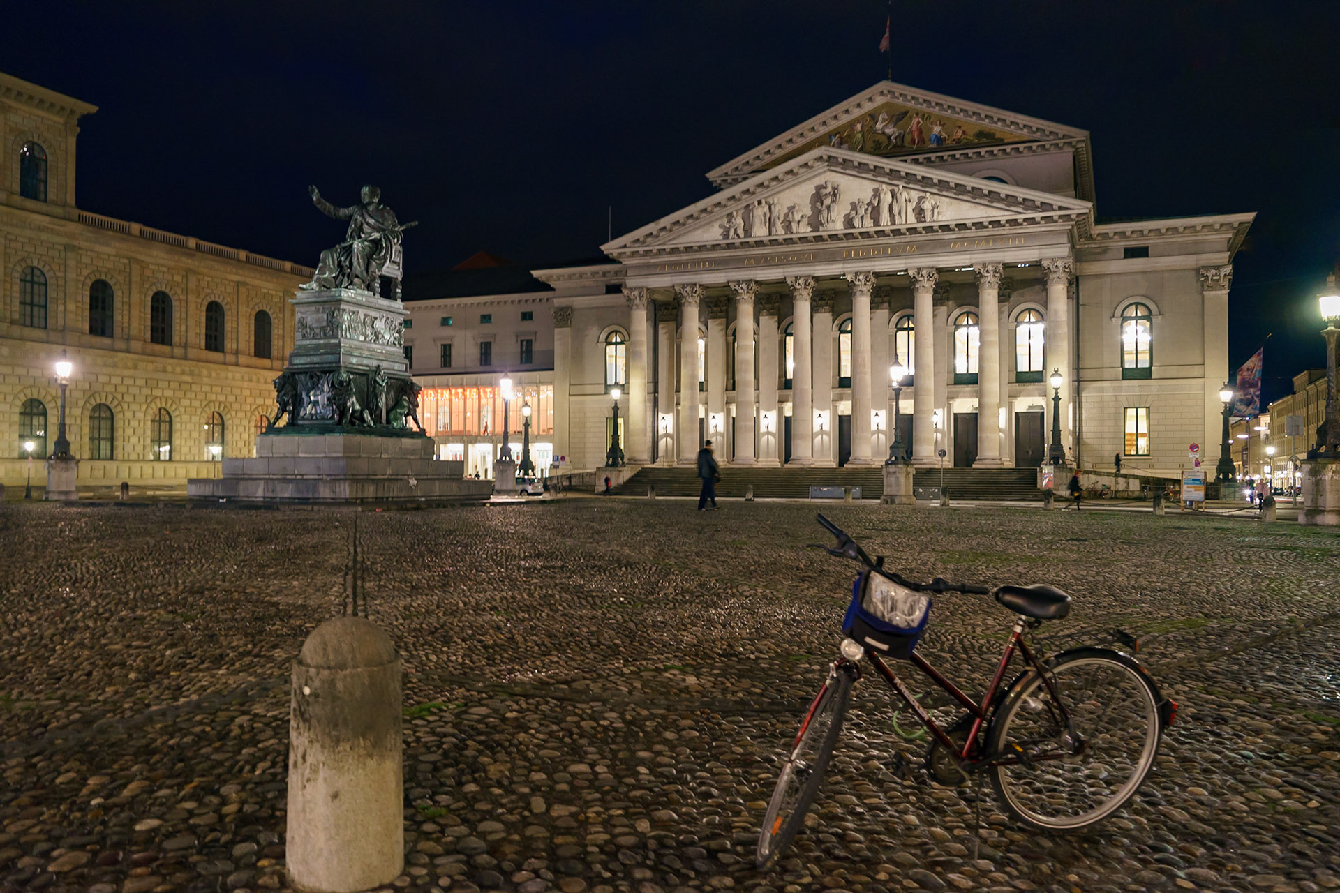 Münih Devlet Opera binasının, 1810'lu yıllarda başlayan hikayesi acılarla doludur.

1817'de henüz tamamlanmadan yanmış ancak 1818'de nihayet açılabilmiştir. Yalnızca 5 yıl sonra, 1823'te sahne dekorundan çıkan bir yangın nedeniyle büyük ölçüde yanmış, 1825'te tekrar yapılmıştır.

Uzunca bir süre herhangi bir olay yaşanmayan bina 1943'te, 2. Dünya Savaşı sırasında bir hava saldırısında yıkılmış ve 1963'te günümüzdeki şekliyle tekrar inşa edilmiştir.