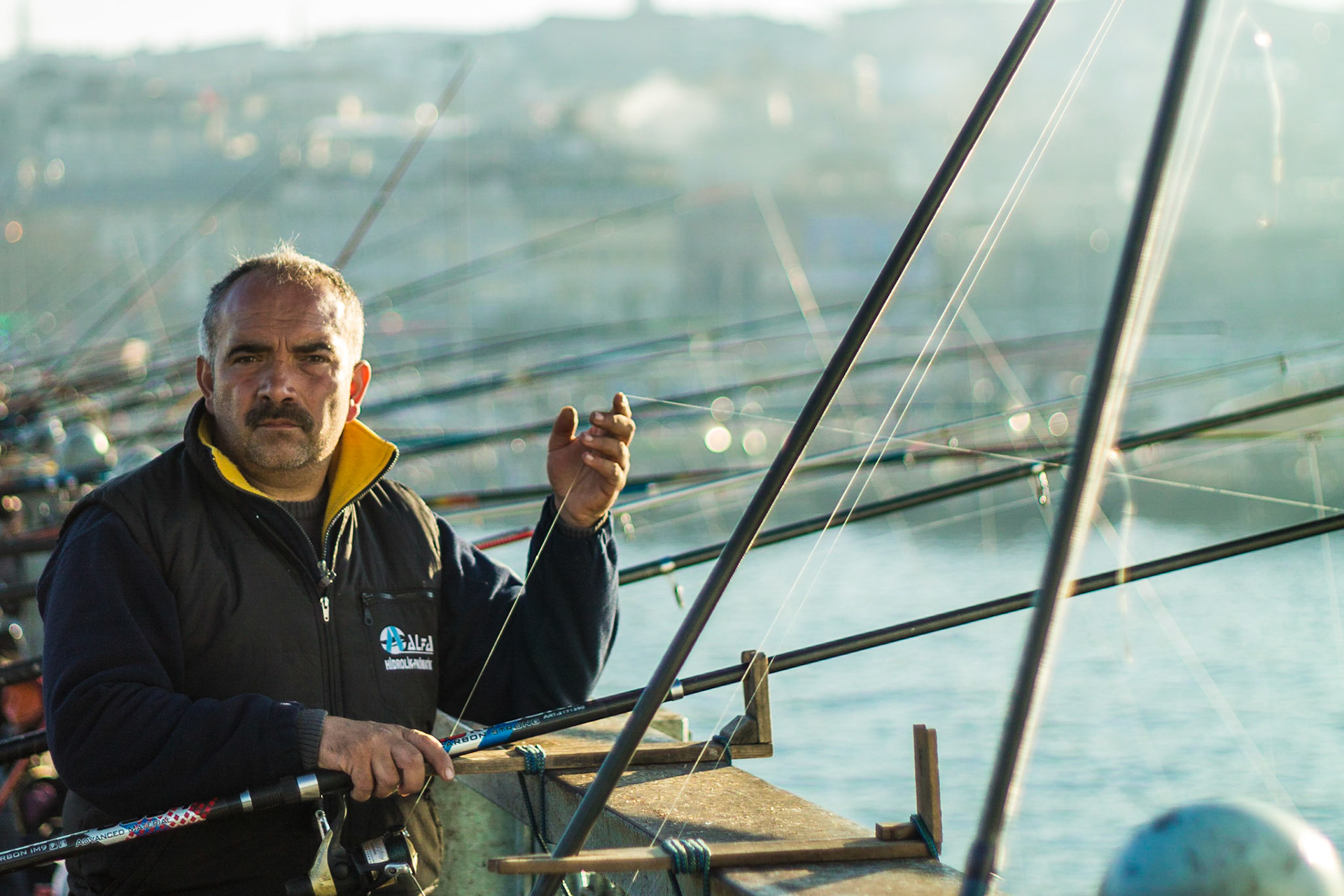 Galata Köprüsü'nün vazgeçilmez parçalarından: balıkçılar.
